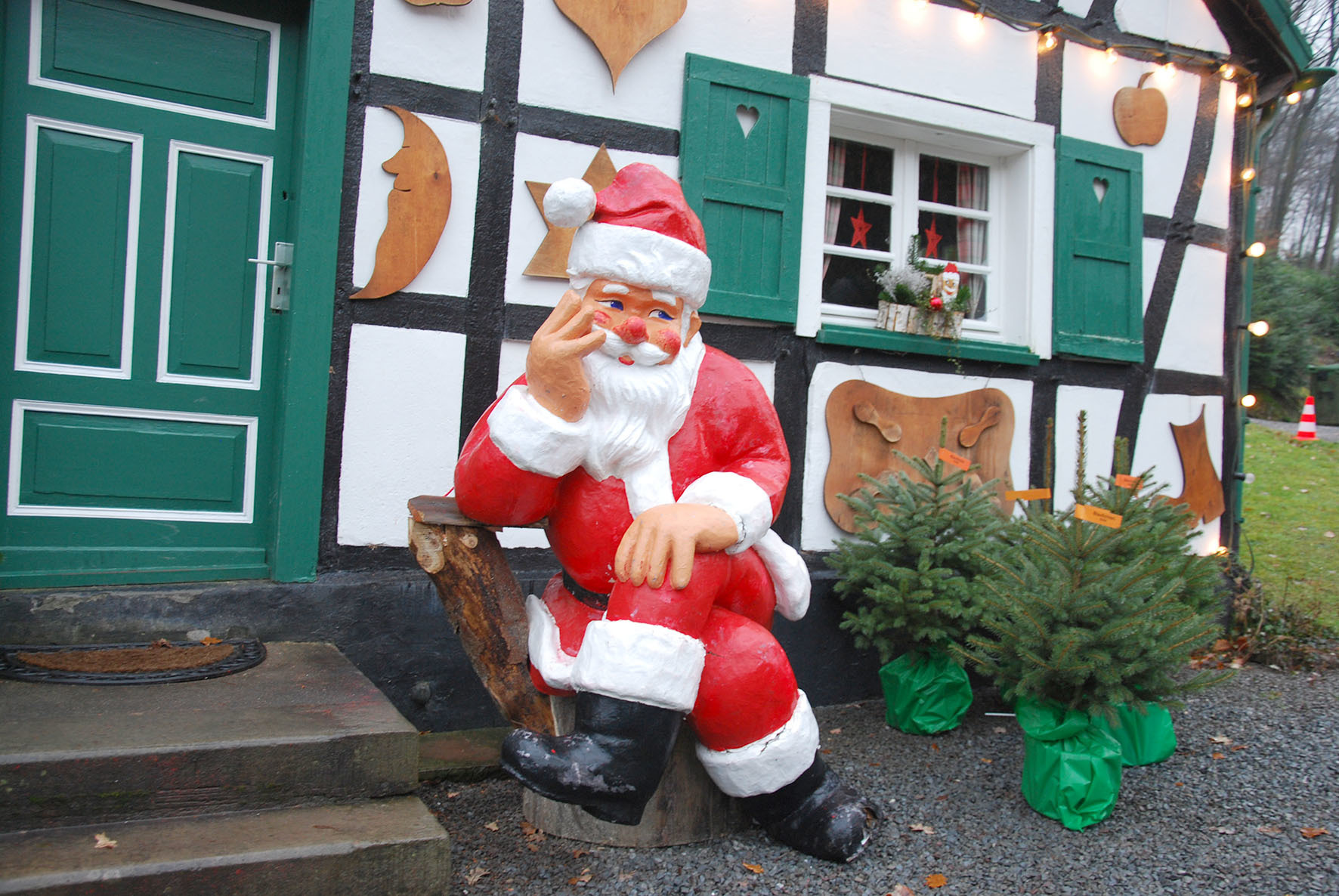 Der Nikolaus wartet schon ganz ungeduldig vor dem "Knusperhäuschen" auf Gut Kuhweide auf die Gewinner der diesjährigen Stadtanzeiger-Gedichtsaktion.