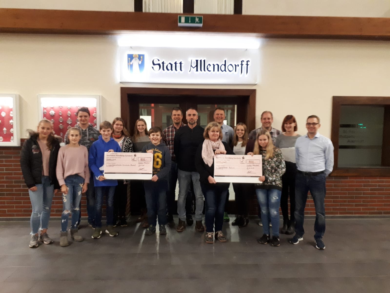 Die Schützenbruderschaft St. Franziskus Allendorf übergab jetzt die symbolischen Schecks in Höhe von jeweils 800 Euro an die Musikvereine aus Allendorf und Beckum. Der Betrag war durch die traditionelle Hutsammlung am Schützenfest-Montag zusammengekommen.