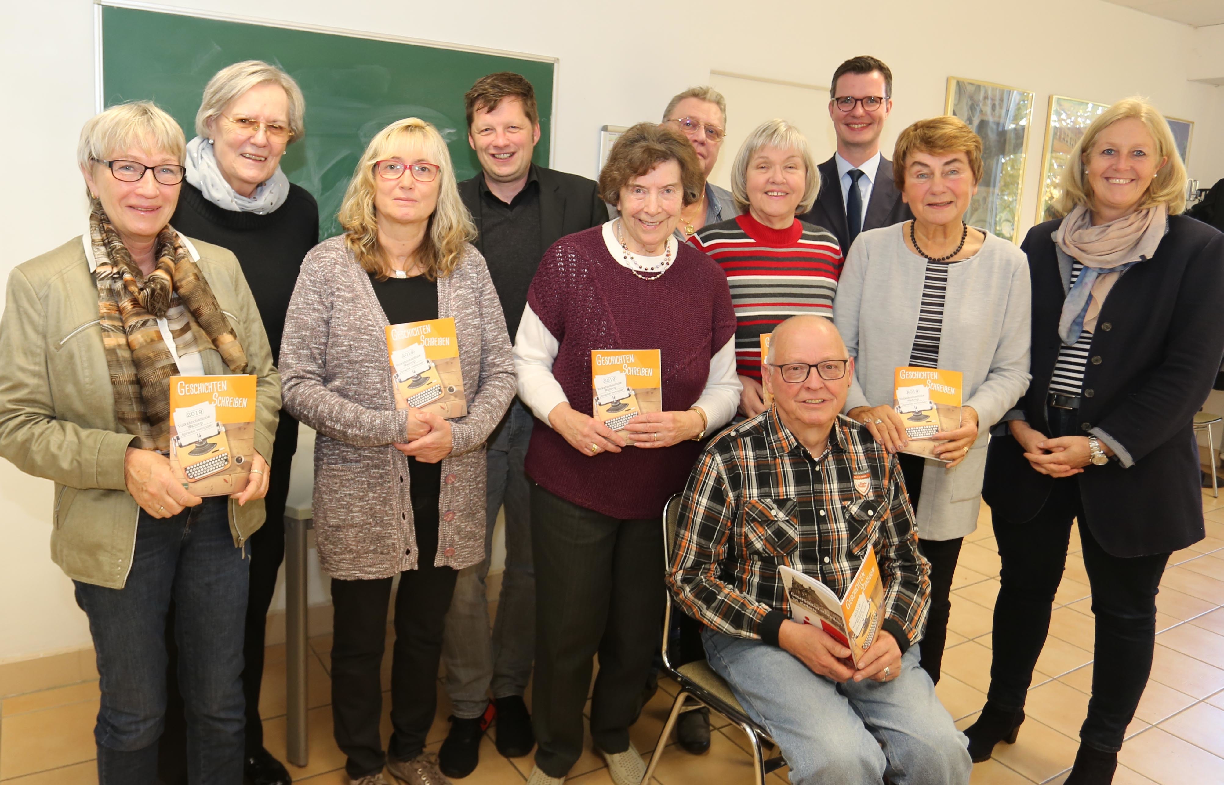 Barbara Hoffmann, Elka Hejda, Mechthild Eickhoff, Matthias Erfmann (Leitung), Rosemarie Nußhardt, Jörg Steiof, Annette Weidmann, Friedhelm Schroer, Uwe Schniederjahn (Sparkasse), Inge Knosalla und Bürgermeisterin Nicole Moenikes nahmen das neue Heft gemeinsam in Augenschein.