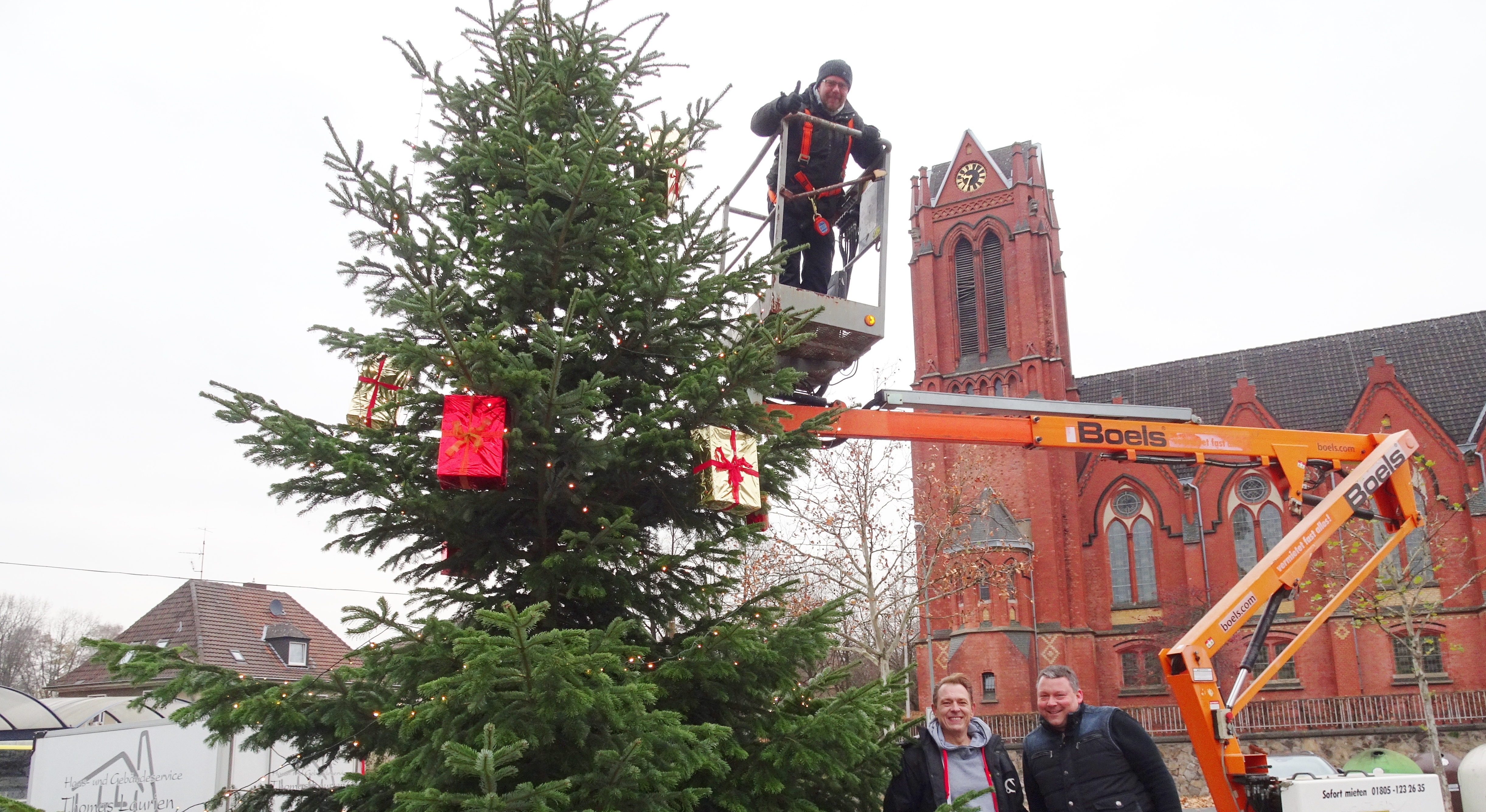 Der Baum steht, die Lichterkette ist installiert, v.l. Michael Bachor, Dirk Janke und Michael Knabe von der Werbegemeinschaft Stoppenberg.