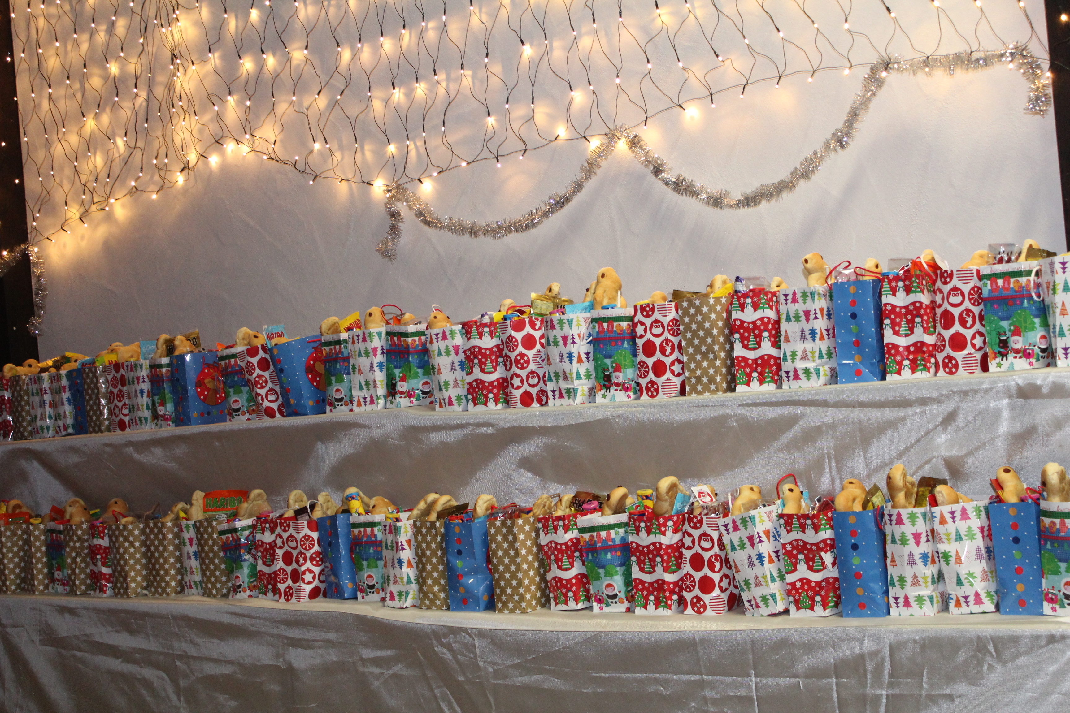 Die Nikolaustüten warten auf glückliche Kinder.