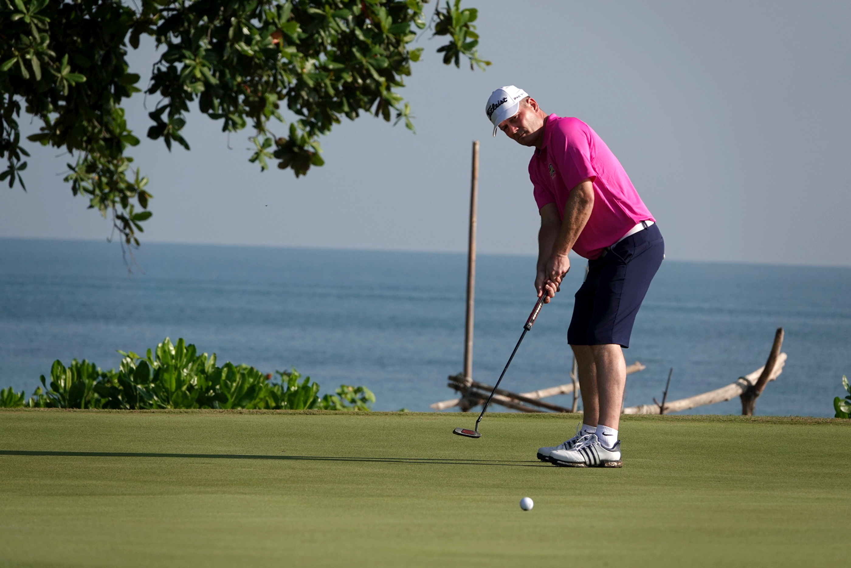 Bei den Weltmeisterschaften der Amateur-Golfer im malaysischen Johor machte Guido Weidemann am letzten Turniertag einen enormen Satz nach vorne. Der für den GC Schwarze Heide spielende Dinslakener verbesserte sich vom 19. auf den neunten Platz.
