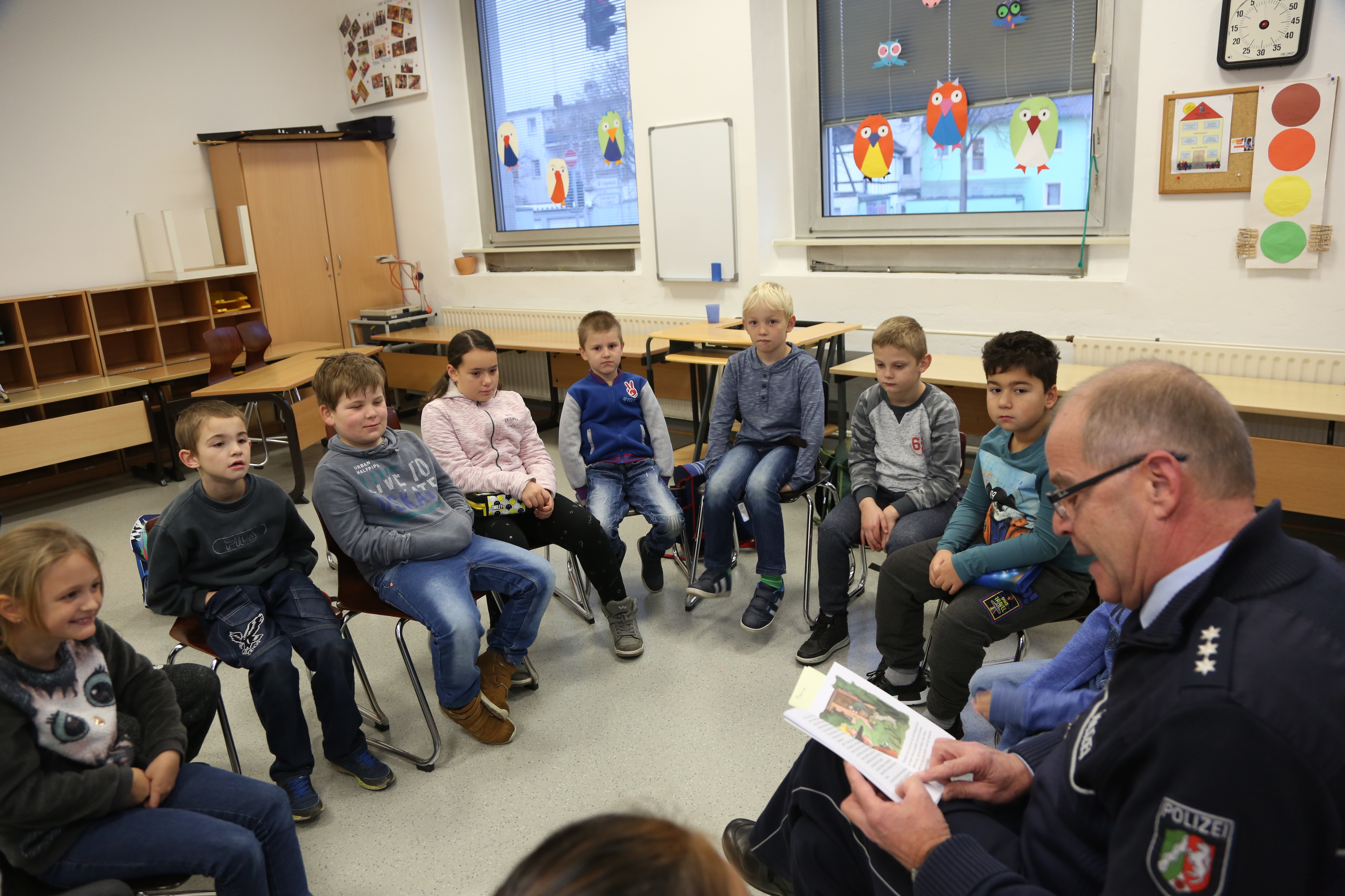 Ganz klassisch zog Polizei-Bezirksbeamter Wolfram Riekenbrauck die Schüler der Klasse 4b in seinen Bann. Fotos: Schulte