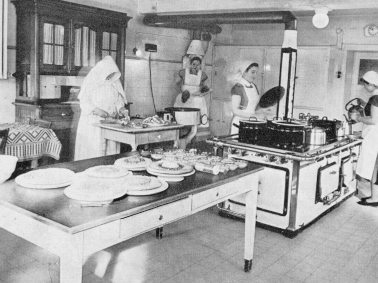 175 Jahre feiert das Elisabeth-Krankenhaus in Huttrop, hier ein historisches Foto. Vom heutigen Krankenhaus können sich Besucher am 24. November beim Tag der offenen Tür ein Bild machen.