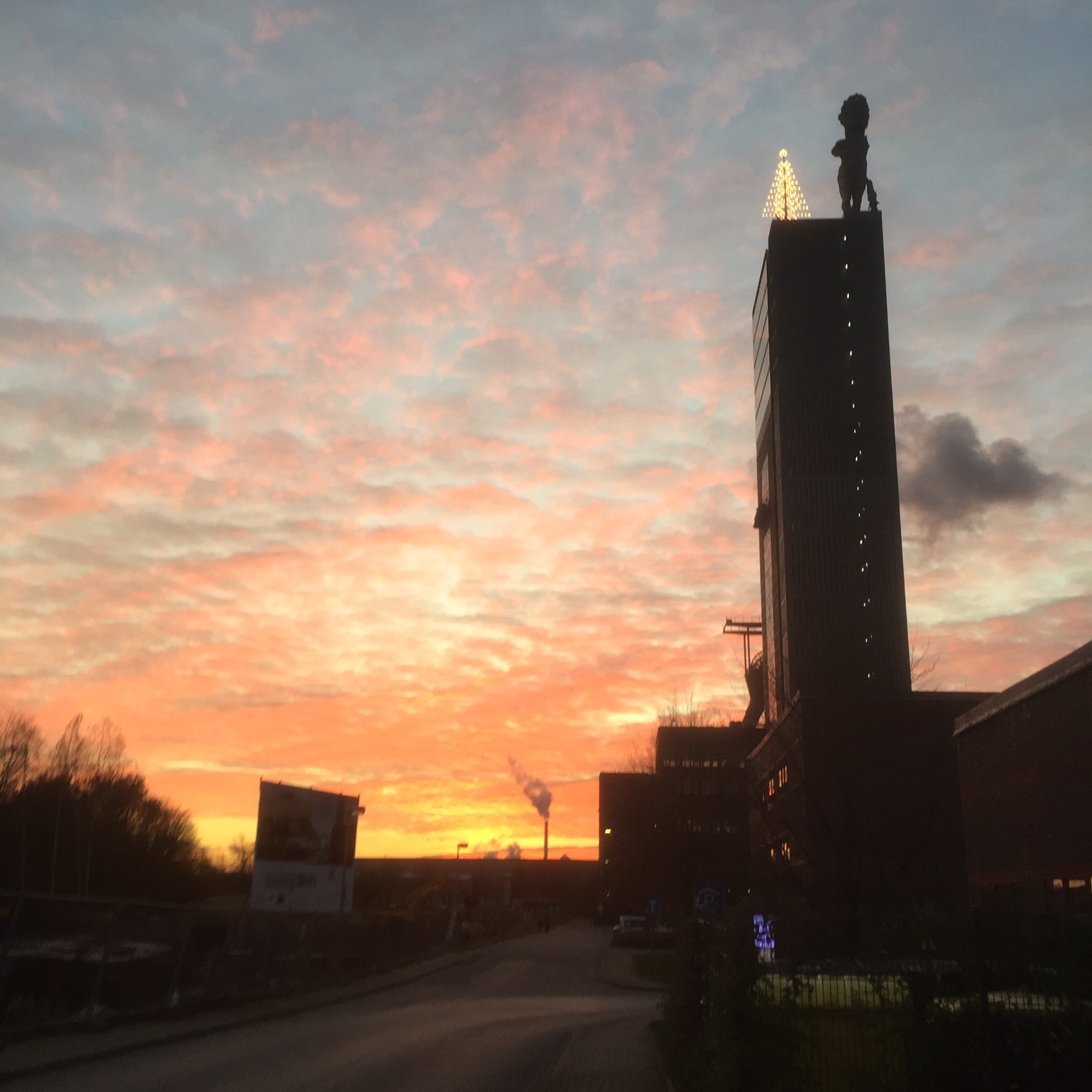 Der Tannenbaum von Nordstern ist ein weit sichtbares Zeichen der Hoffnung und zeigt auch auf , das Wandel im Ruhrgebiet immer stattfindet.