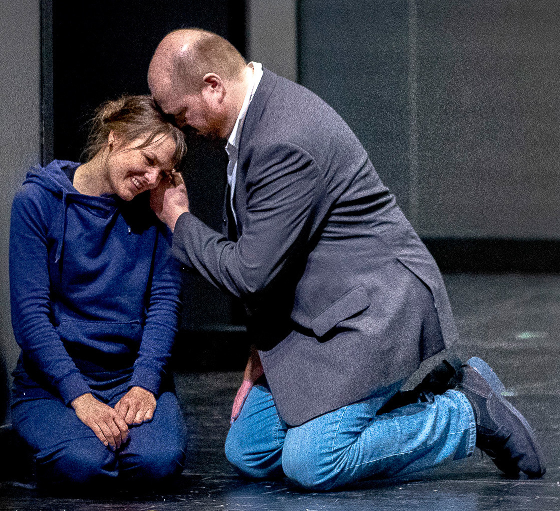 Sie können nicht zusammen kommen: Gänsemagd (Bele Kumberger) und Königssohn (Martin Homrich) bei den Proben zur Humperdinck-Oper "Königskinder". Foto: Gerd Kaemper