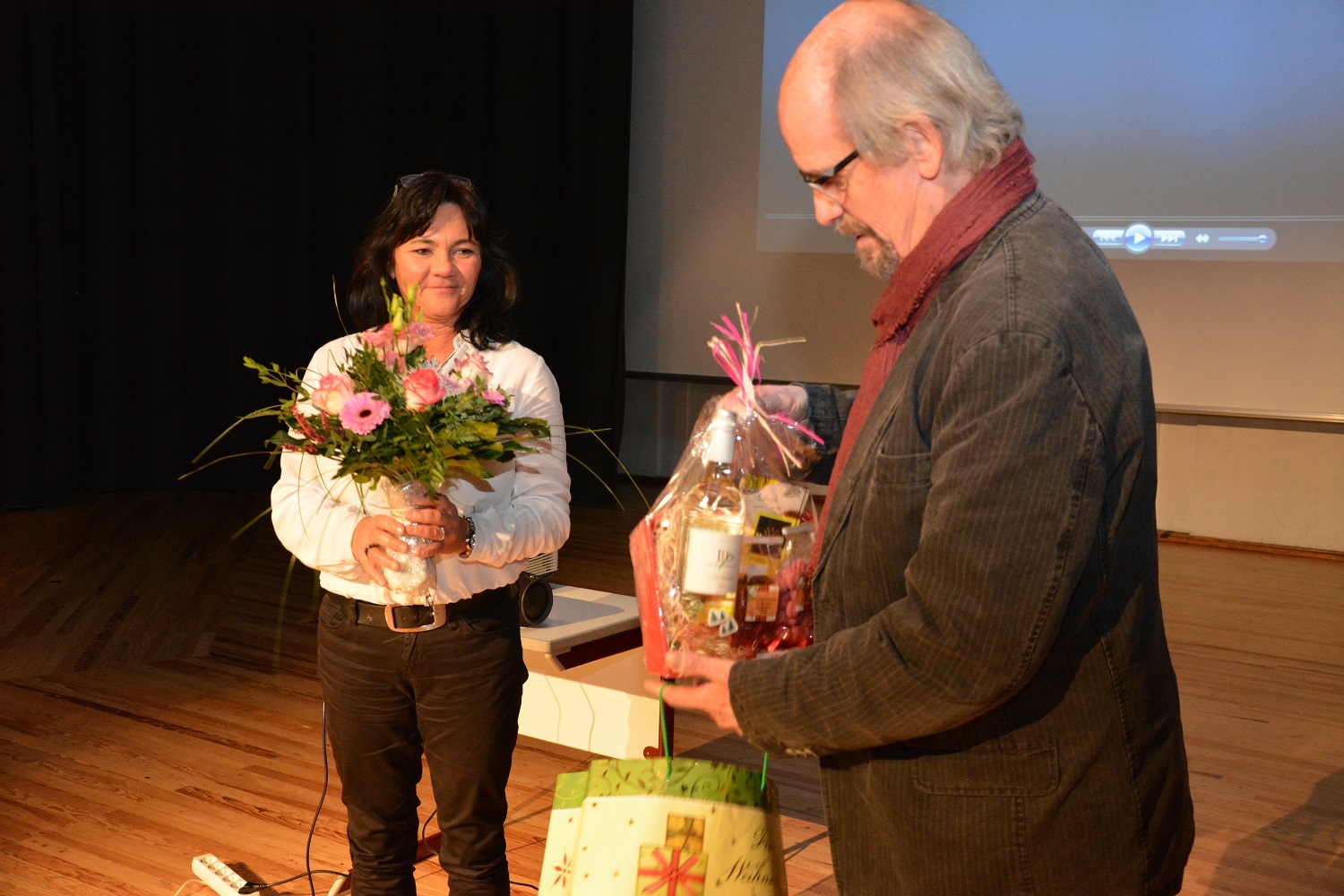 Ein kleines Dankeschön von den Seniorenberatern: Klemens Splittgerber überreichte Projektleiterin Petra Landwehr einen Blumenstrauß und einen Präsentkorb.