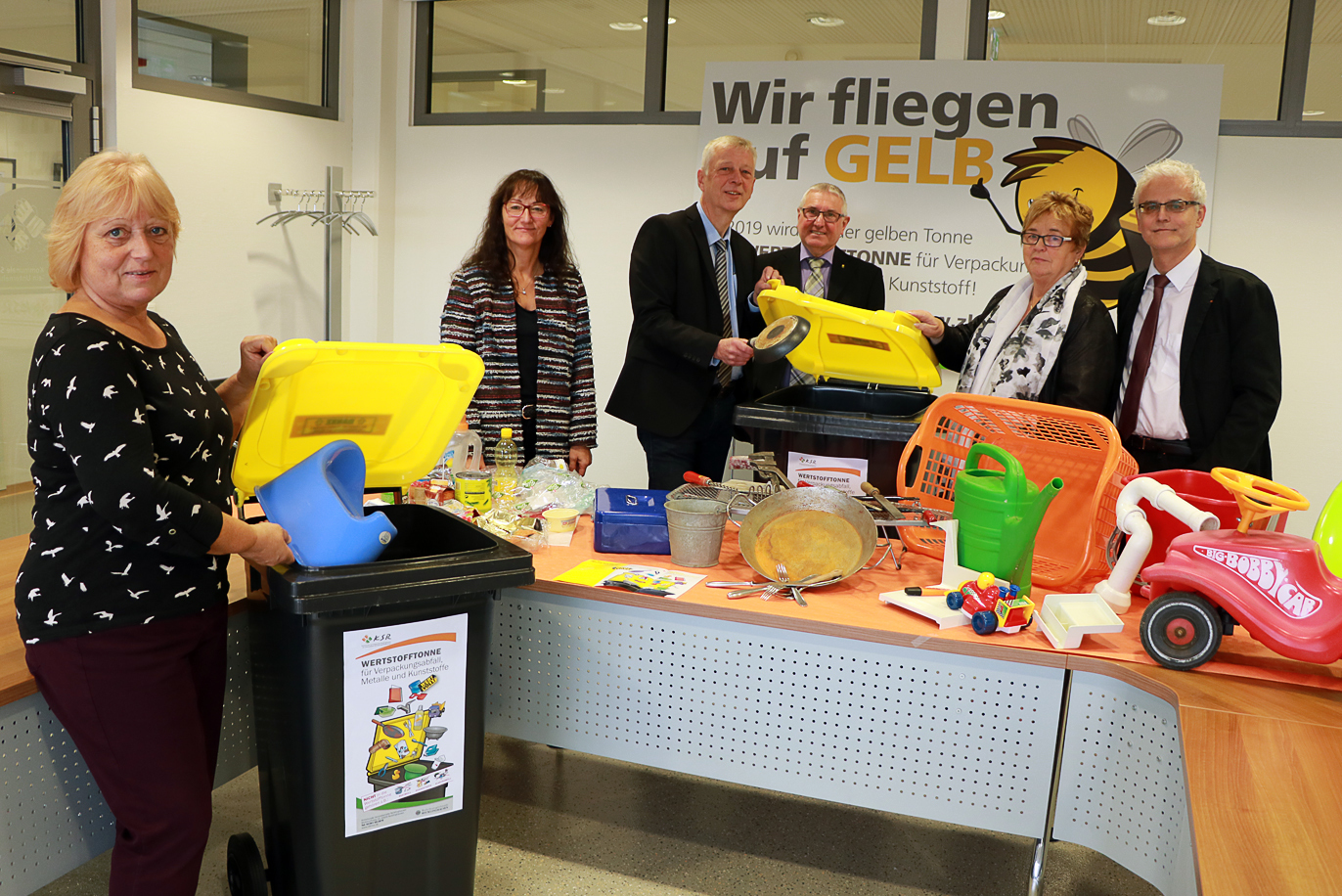 Stellten die neue Wertstofftonne vor (v.l.): Heidi Samhuber von der Abfallberatung, Anke Nitsche, Abteilungsleitung KSR, Norbert Höving, Teschnischer Beigeordneter, Reinhard Zimmermann, CDU-Ratsmitglied, Elke Kant, stellvertretende SPD-Fraktionsvorsitzende, und Uwe Schilling, KSR-Betriebsleiter.