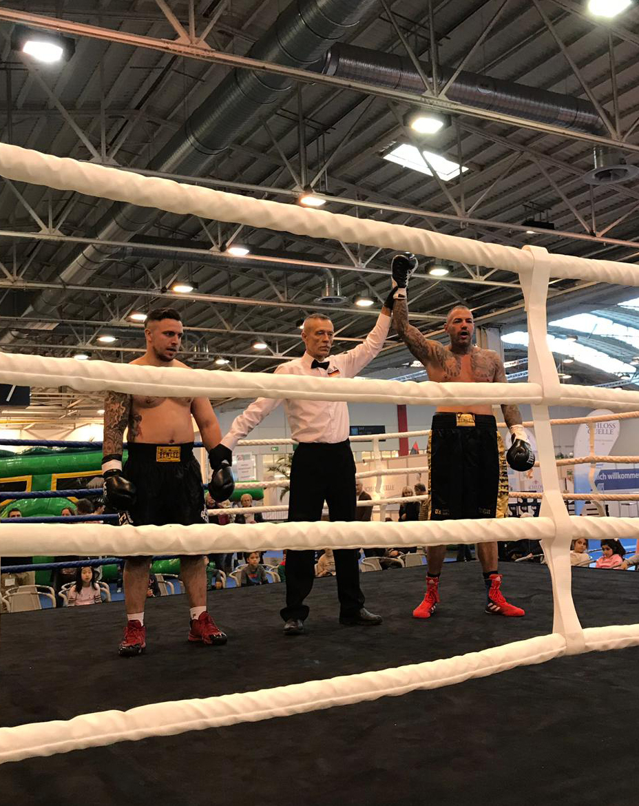 Christian Hiller boxte im Rahmen der Essener Messe "Mode, Heim und Handwerk" gegen Mirko Crnovic und siegte per KO.