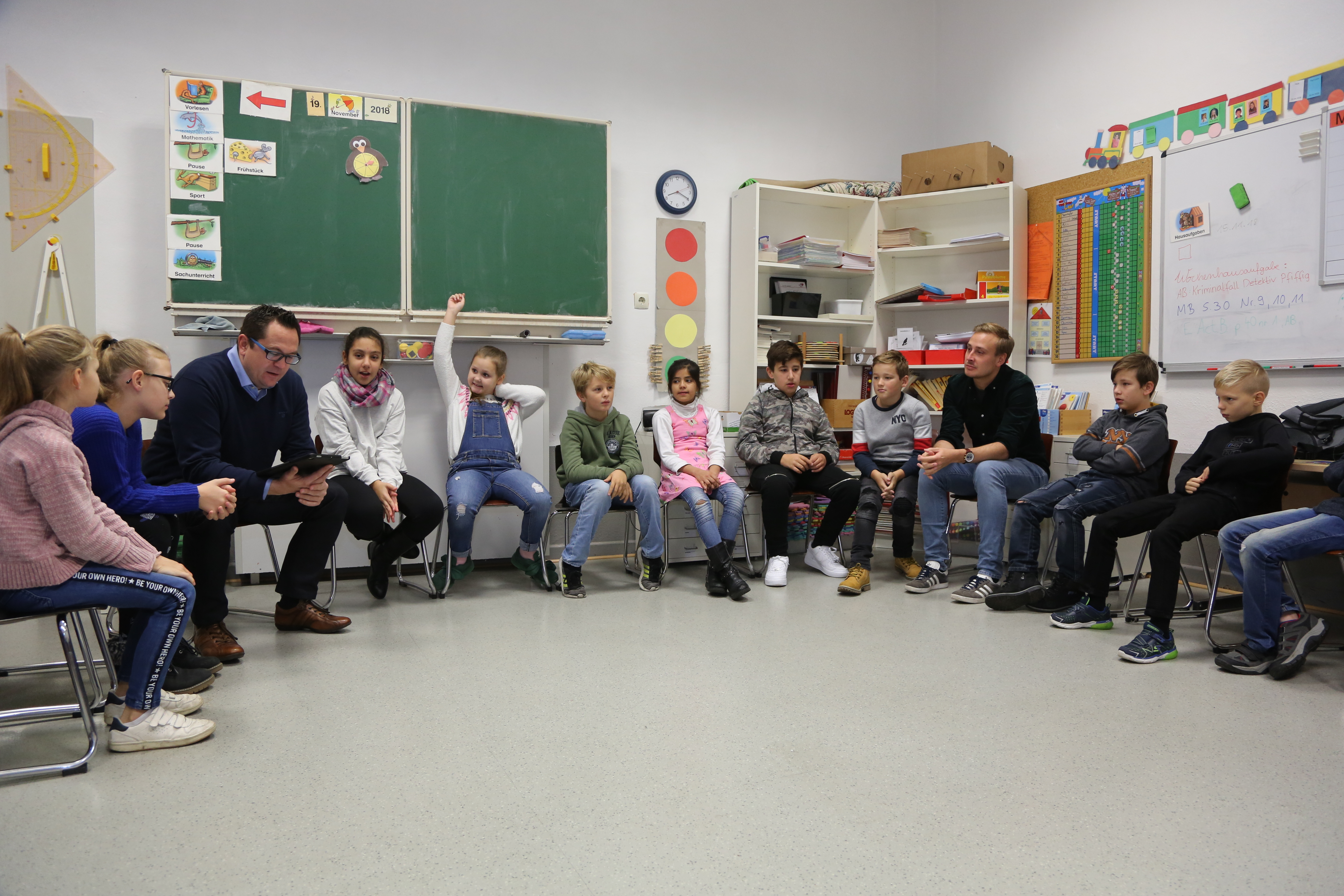 Der heimische CDU-Landtagsabgeordnete Marco Voge sammelte bei den Schülern der Klasse 4a Pluspunkte, weil er zum Vorlesen ein Tablet benutzte.