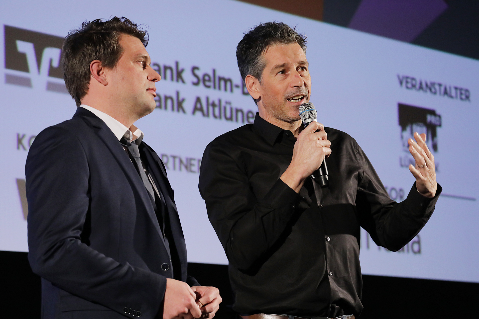 Regisseur Wolfgang Groos (r.), hier mit dem stellvertretenden Festival-Chef Sven Ilgner, kam mit seinem Team zur Gala und Weltpremiere seines Films nach Lünen.