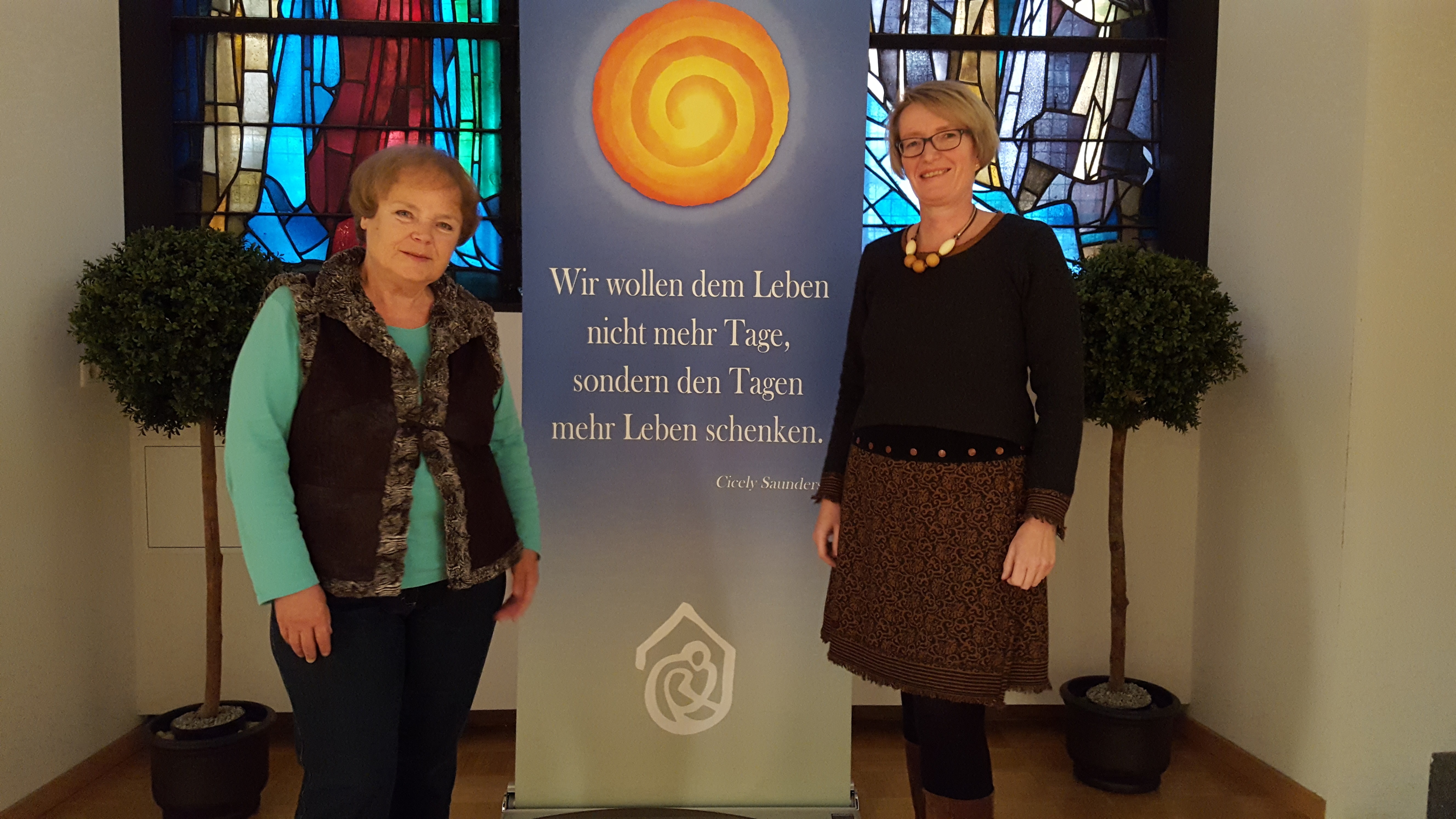 Hedwig Reinhard und Beate Salomon-Bock in der Kapelle des Christlichen Hospizes.
Foto: Henschke
