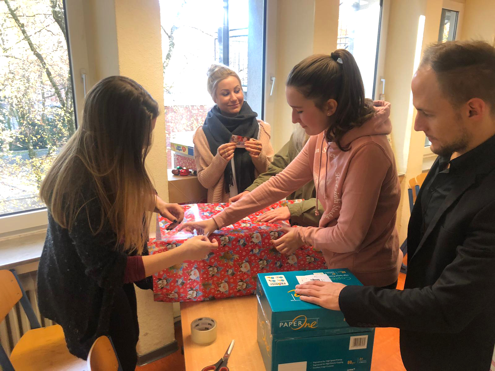 Für arme Kinder in Osteuropa sammelten die Kollegschüler Geschenke und bringen sie auf den Weg.