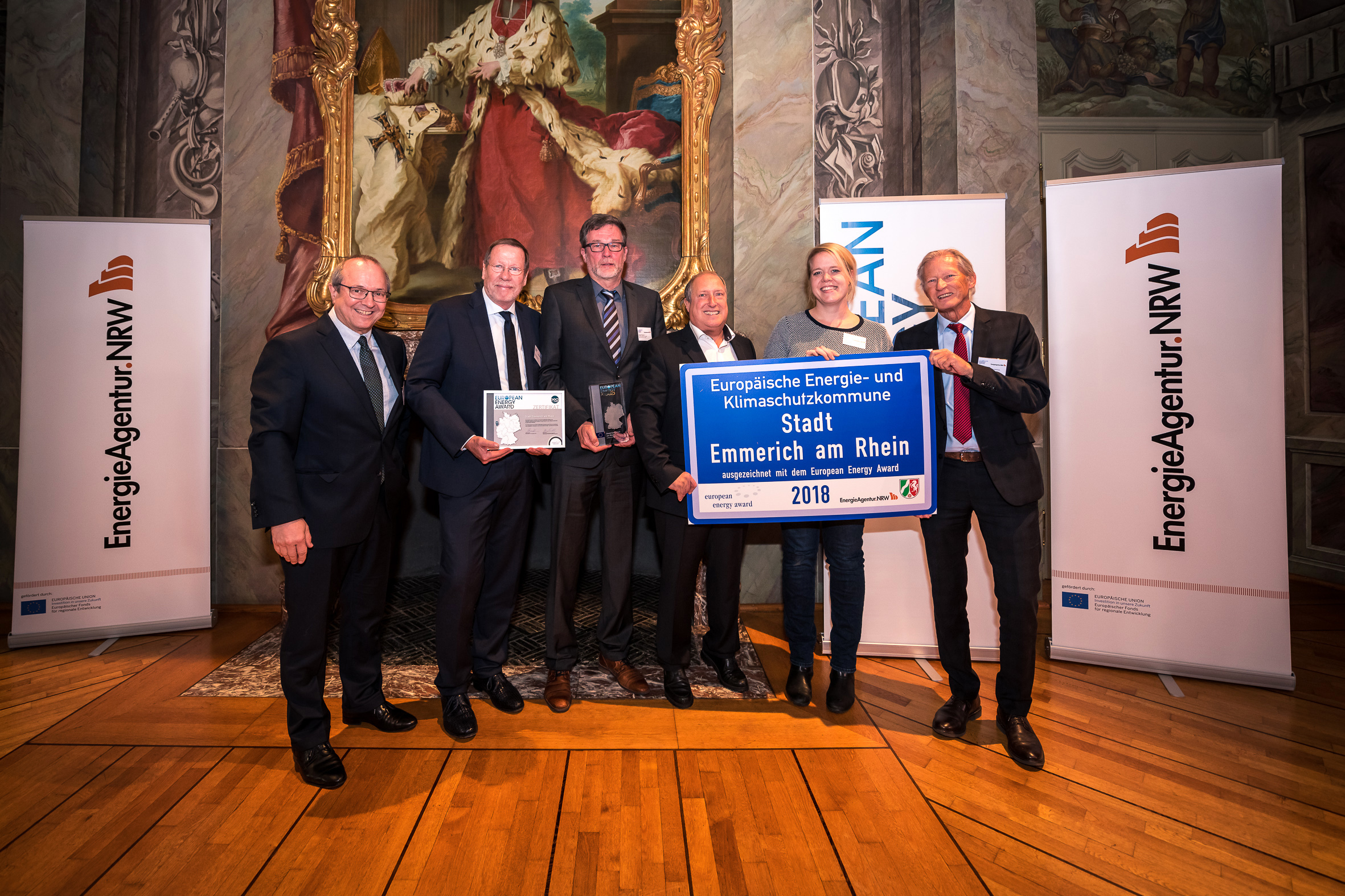 Vertreter der Stadt Emmerich nahmen am Mittwoch den Preis in Münster entgegen. Foto: EnergieAgentur.NRW