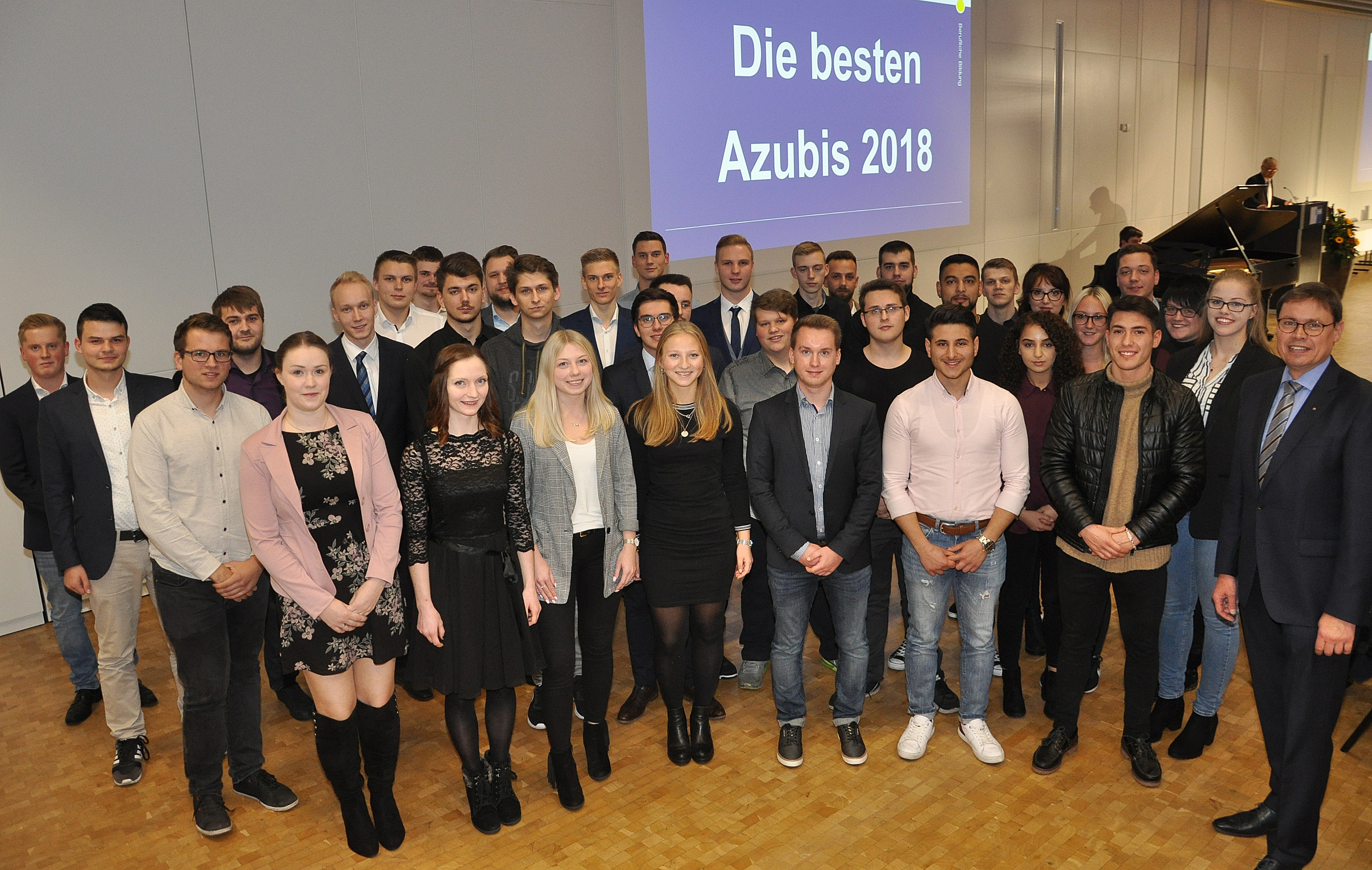 SIHK-Präsident Ralf Stoffels (re.) ehrte die besten Auszubildenden 2018. Foto: SIHK
