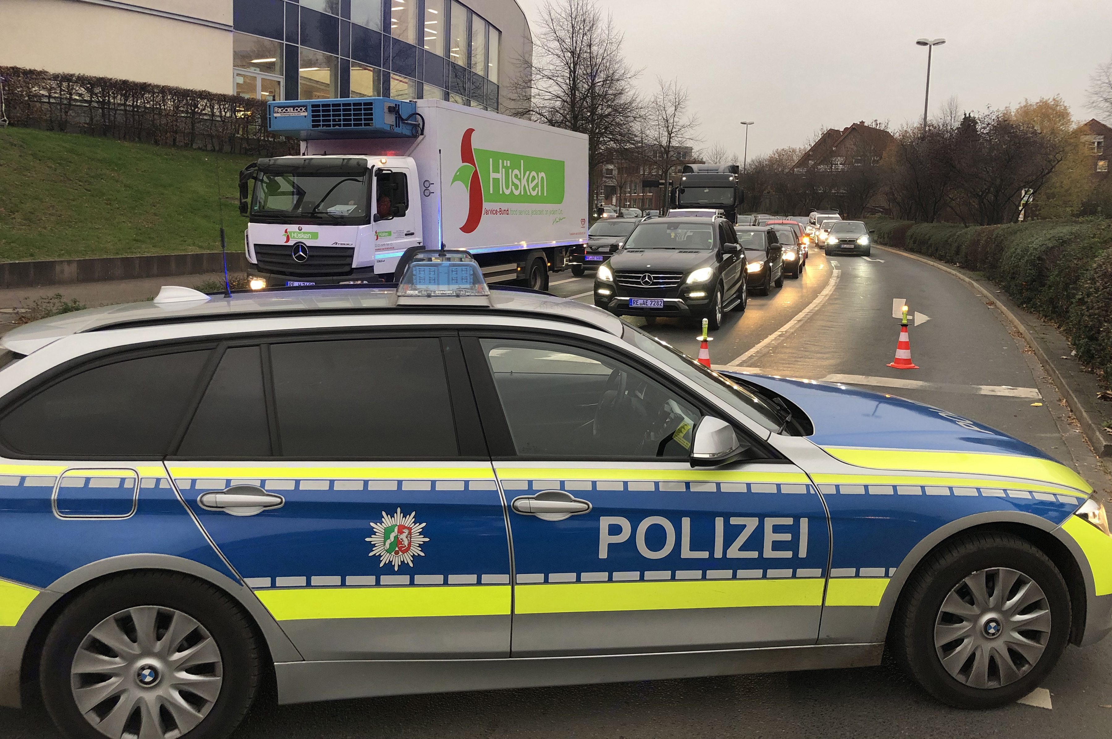 Chaos im Berufsverkehr: Autos stauten sich von von toom-Gebäude bis zur Wienbecke.