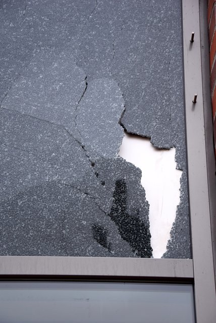 Scheiben an den Mercaden (Foto), die Glasfassade der Polizeiwache Dorsten sowie zahlreiche Wartehäuschen an Bushaltestellen wurden in der Nacht von Dienstag auf Mittwoch von Unbekannten zerstört. | Foto: Olaf Hellenkamp