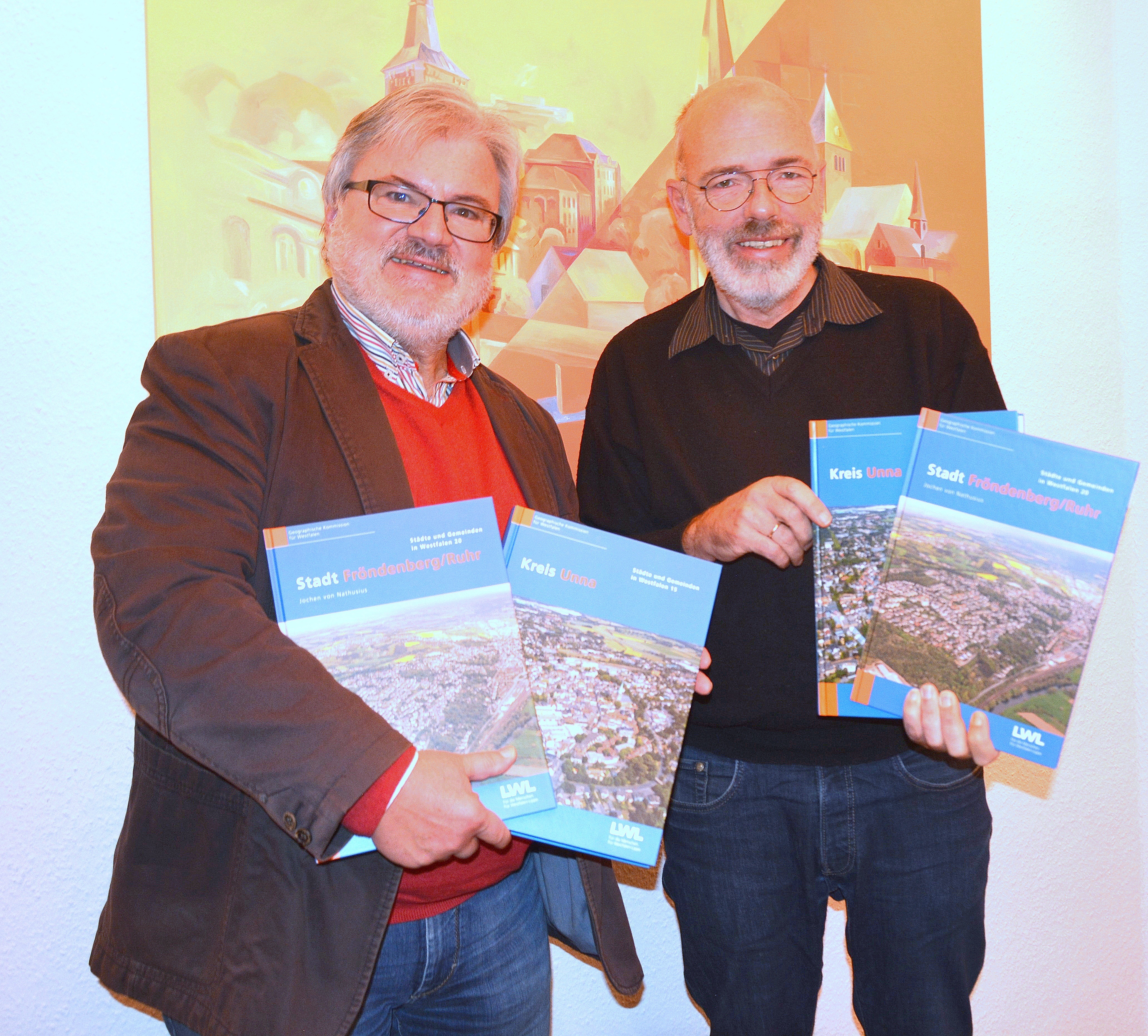 Bürgermeister Friedrich-Wilhelm Rebbe und Autor Stadtarchivar Jochen von Nathusius stellen den Gesamtband „Kreis Unna“ und den Auszug „Fröndenberg/Ruhr“ vor. Foto: Benedickt
