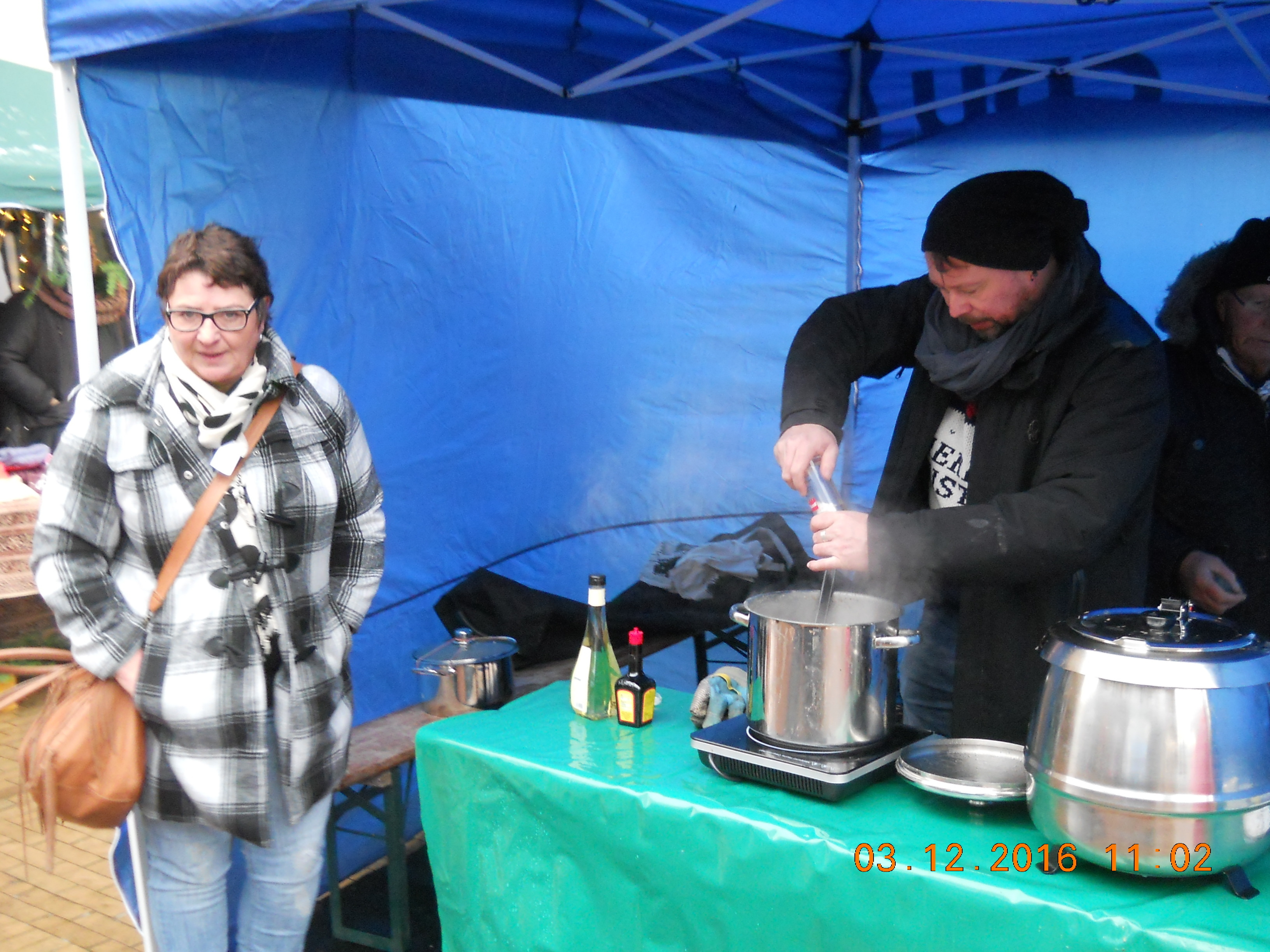 Ohne Suppe kein Borbecker Weihnachtsmarkt-Tag. Auch in diesem Jahr können sich die Besucher wieder darauf freuen. Angelika Grzyszczok (l.) sorgt gemeinsam mit Gerswida Küppers-Tonner für Hühnersuppe, darüberhinaus wird es einen Linseneintopf und einen nach Chili-con-carne-Art geben.