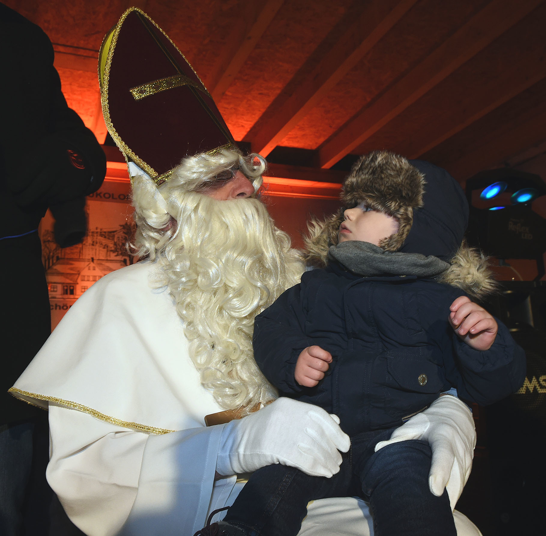 Im vergangenen Jahr nahm sich der Nikolaus eine Menge Zeit für die Kinder. Auch am Samstag, 1. Dezember, hat er seinen Besuch in Schönebeck angesagt.