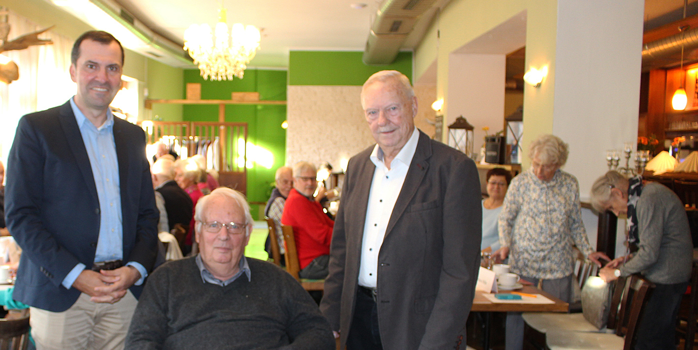 Foto © Jürgen Thoms - Dr. med. Pablo Pérez-González (Chefarzt der Neurologischen Klinik, Christophorus Kliniken Dülmen), Dr. Gerd Kummer und Dr. Hans Wille (Leitungsteam Parkinson Forum Unna e.V. )