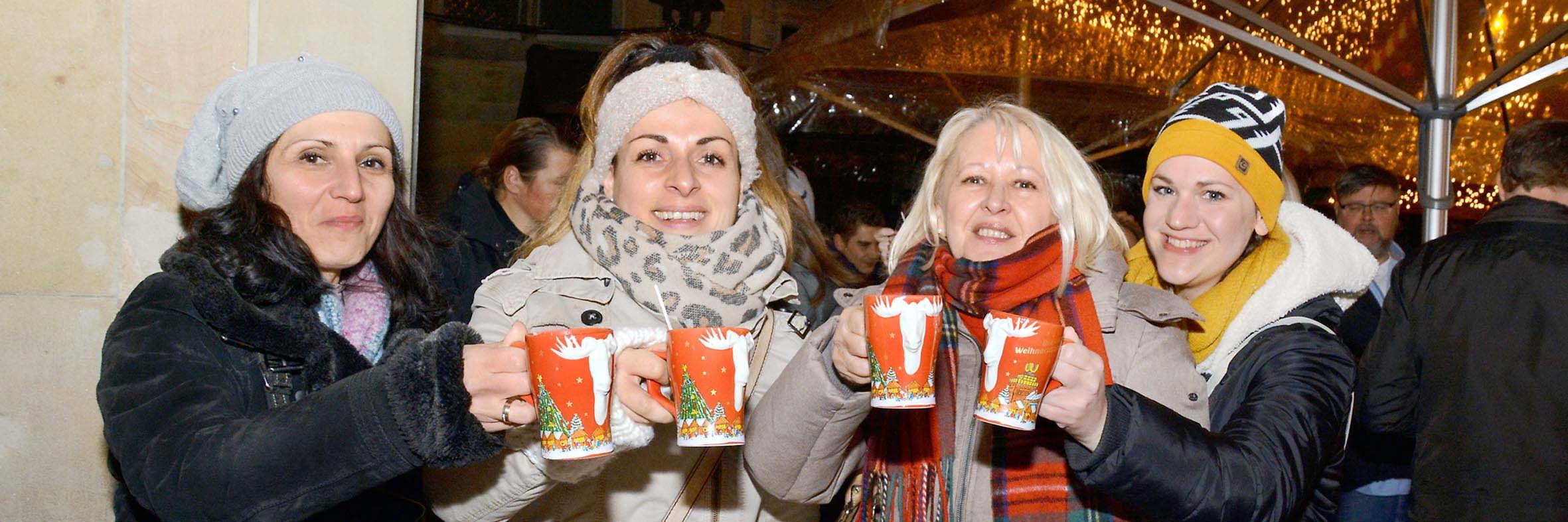 Der Advent kann kommen: Schon am ersten Abend war der Weihnachtsmarkt in der City der Treffpunkt: Am Glühweinstand präsentierten die Besucher die neuen Elchtassen.