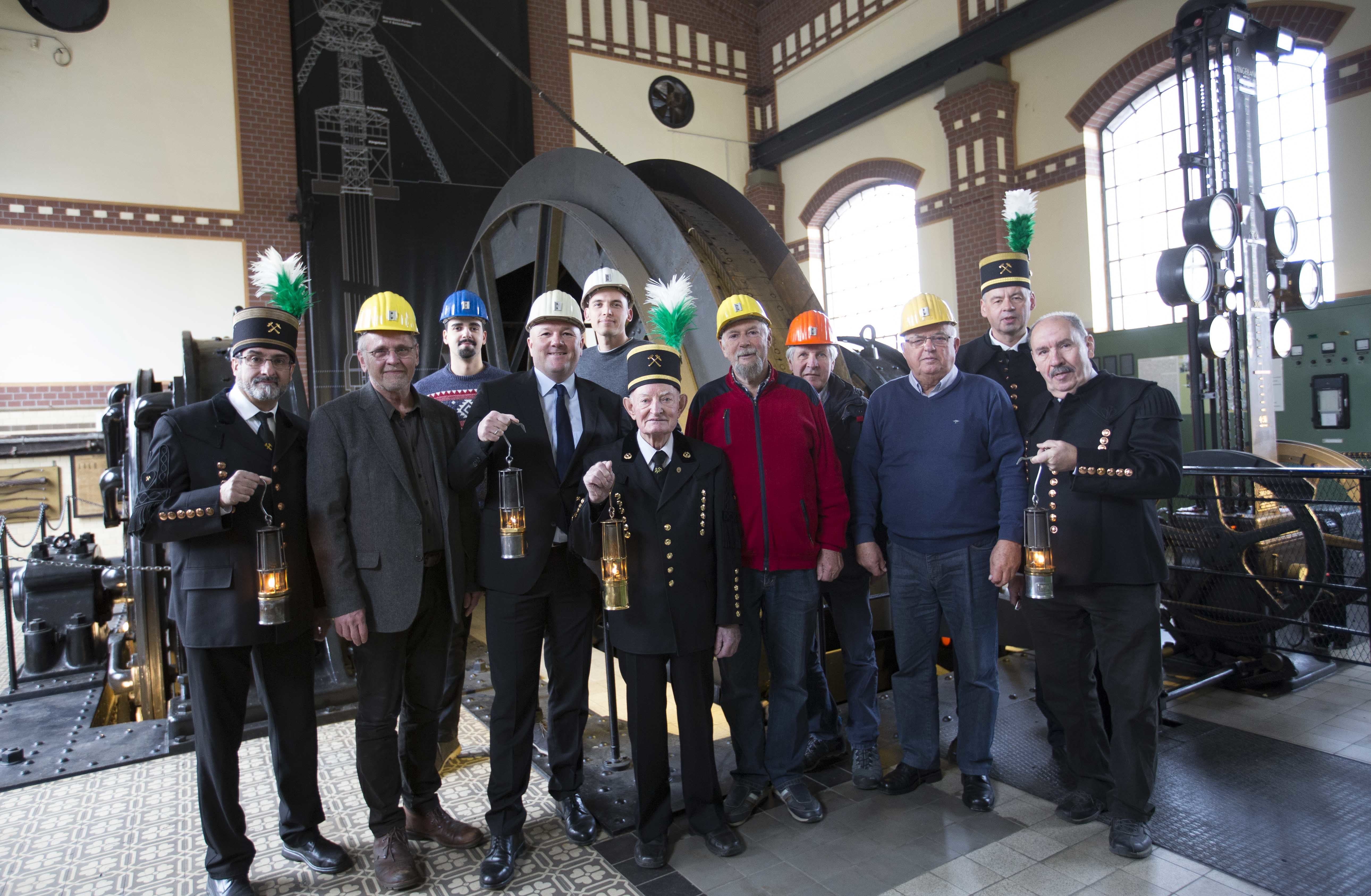 Die Mitglieder des Grafschafter Museums-und Geschichtsverein in Moers, des Vereins 100 Jahre Kolonie Meerbeck, Regisseur Frederik Göke und die Mitglieder des Knappenchores Rheinland würdigen das Ende des Steinkohlebergbaus mit einer feierlichen Veranstaltung der besonderen Art.