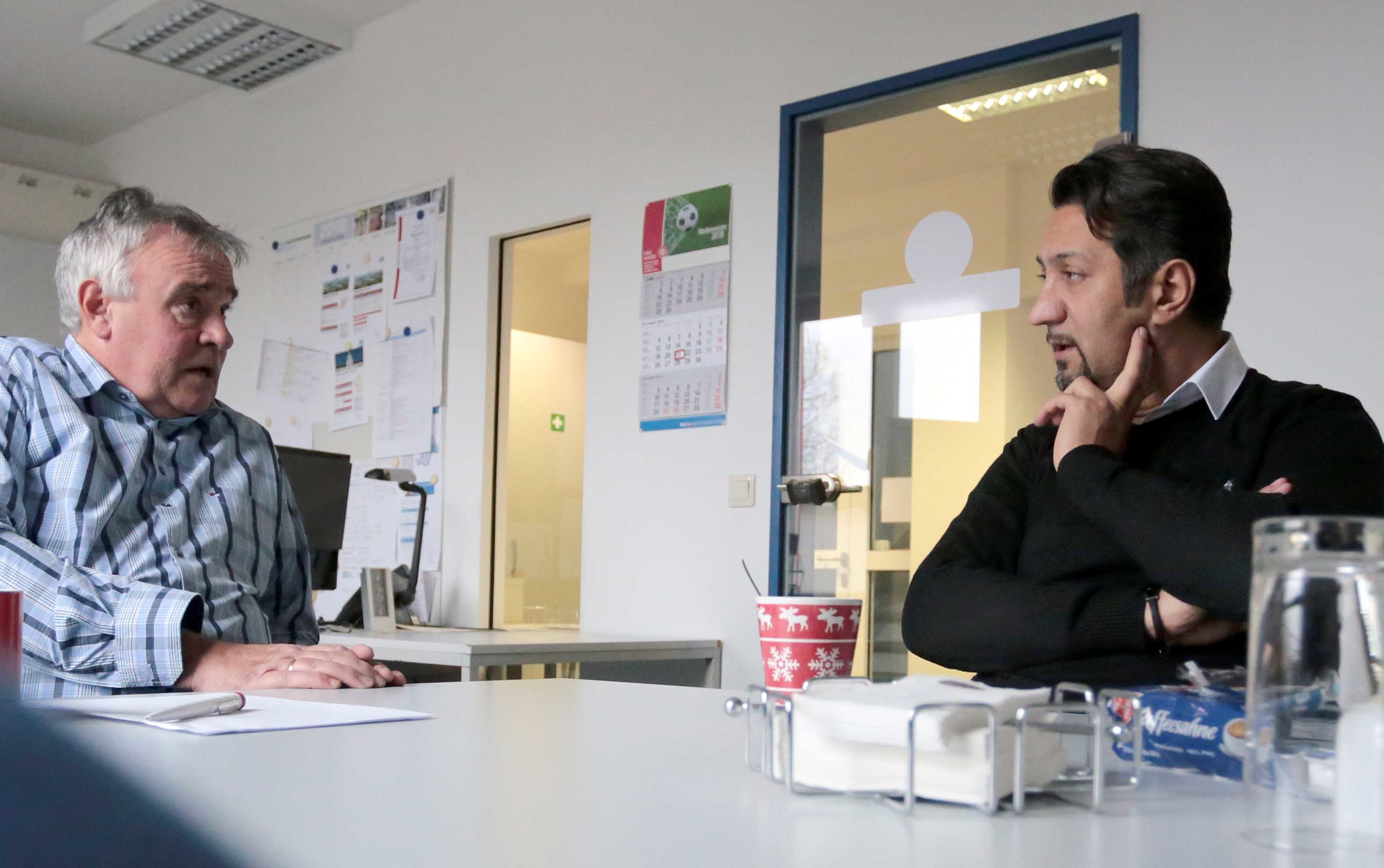 Oguzhan Can im Gespräch mit Stadtspiegel-Mitarbeiter Peter Mohr. Foto: Andreas Molatta