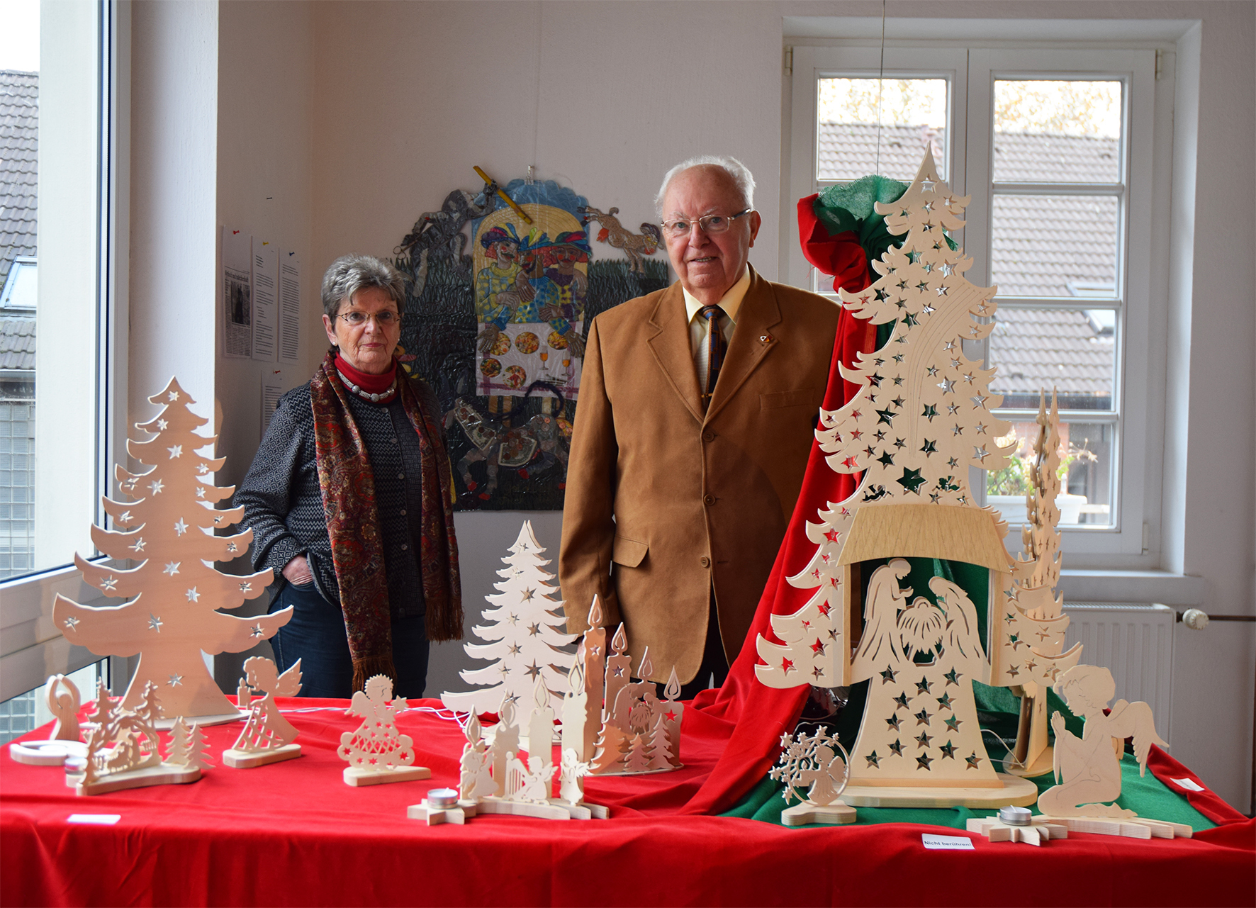 Ursula Küppers und Josef Simons erfüllen mit ihren Arbeiten die diesjährige Jahresausstellung in der Alten Cuesterey mit Leben. Ab Sonntag ist die Präsentation mit dem Titel "Märchenhafte Weihnachten" am Weidkamp zu sehen.