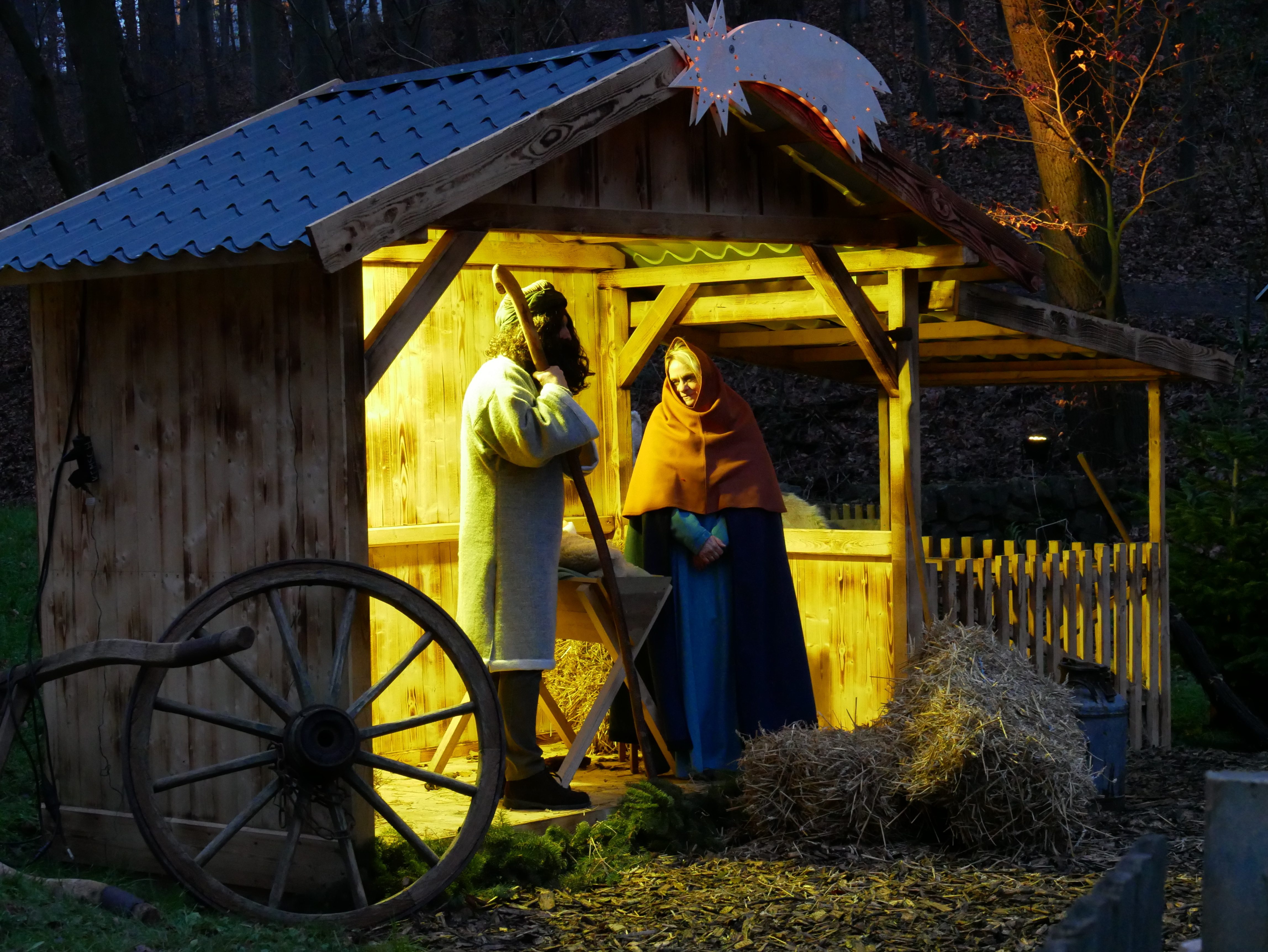 Gleich am Anfang des Weihnachtsmarktes erwartet die Besucher die lebende Krippe, eines der Highlights im "Weihnachtlichen Wickede".