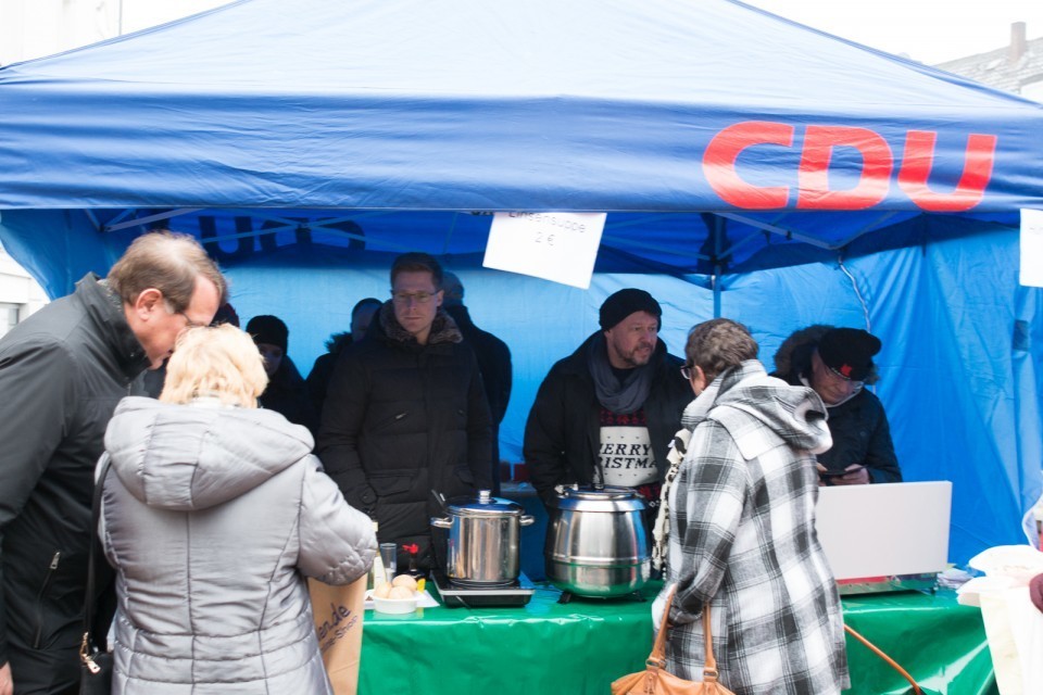 Ganz schöner Andrang am Stand mit der heißen Suppe. Die Besucher des Weihnachtsmarkt-Tags wissen zu schätzen, was ihnen der CDU Ortsverein da serviert.