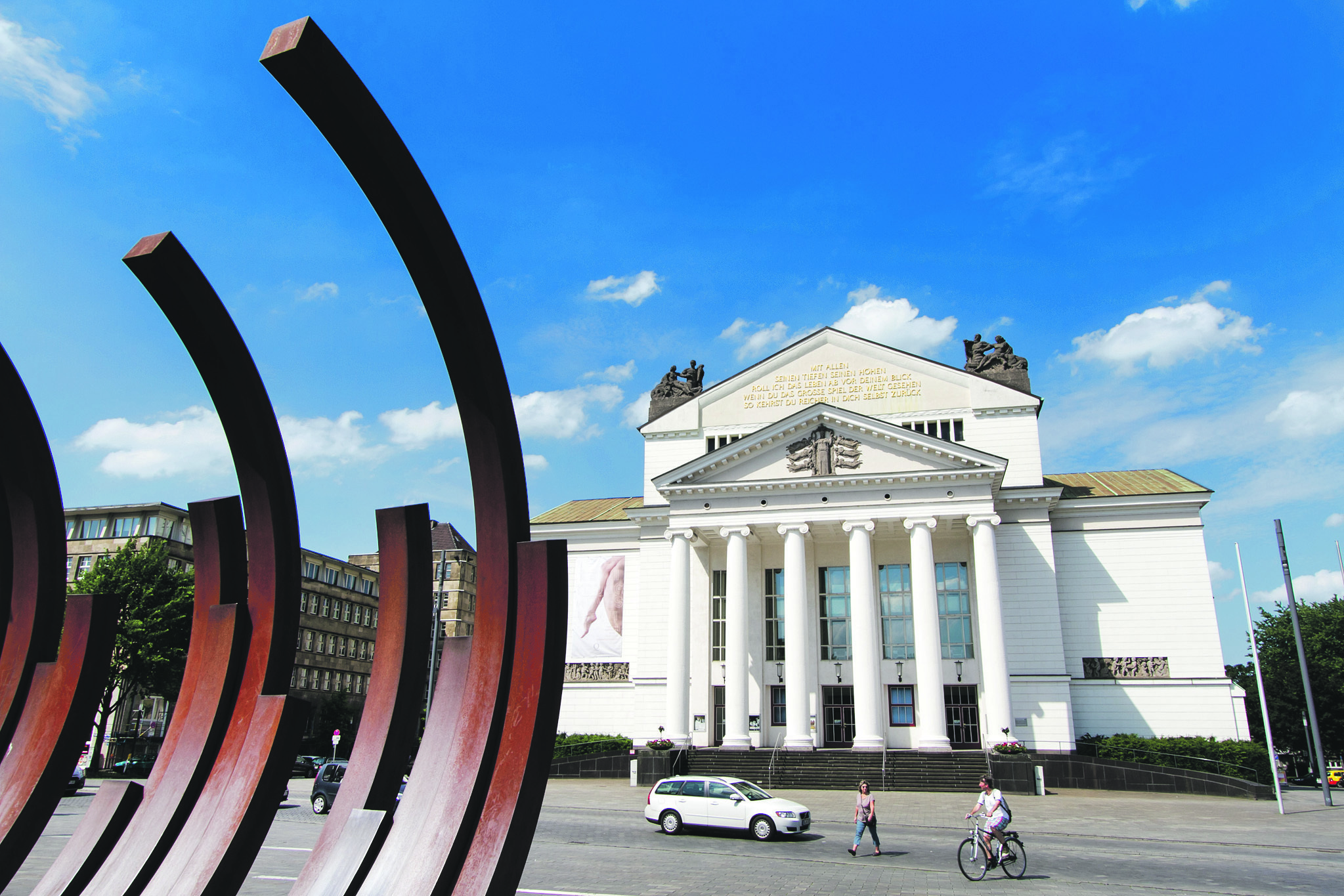 Am Haupteingang des Theaters Duisburg, unter dem Vordach, können sich am Sonntag all die jungen Leute einfinden, die Bühnenluft schnuppern wollen.