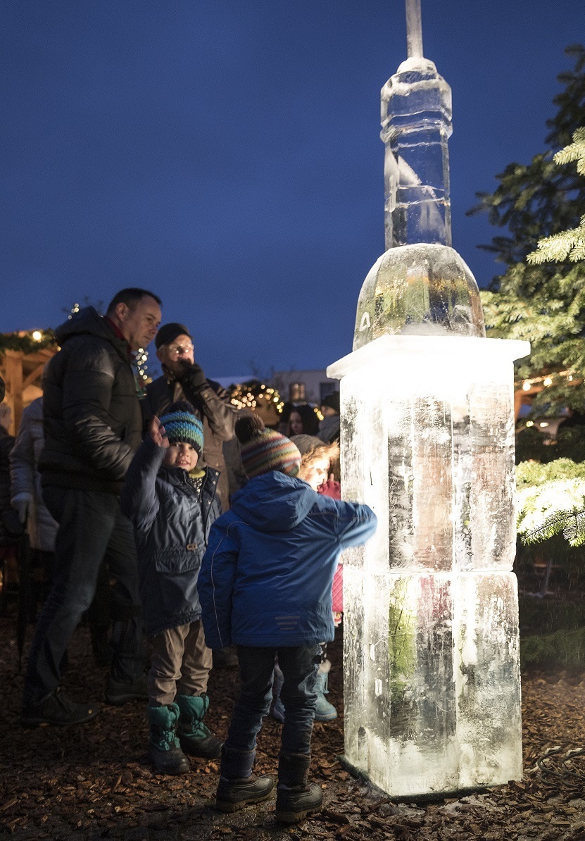 Am 2. Dezember können Besucher wieder die Kunst von Eisbildhauer Joachim Knorra auf dem Weihnachtsmarkt bewundern.