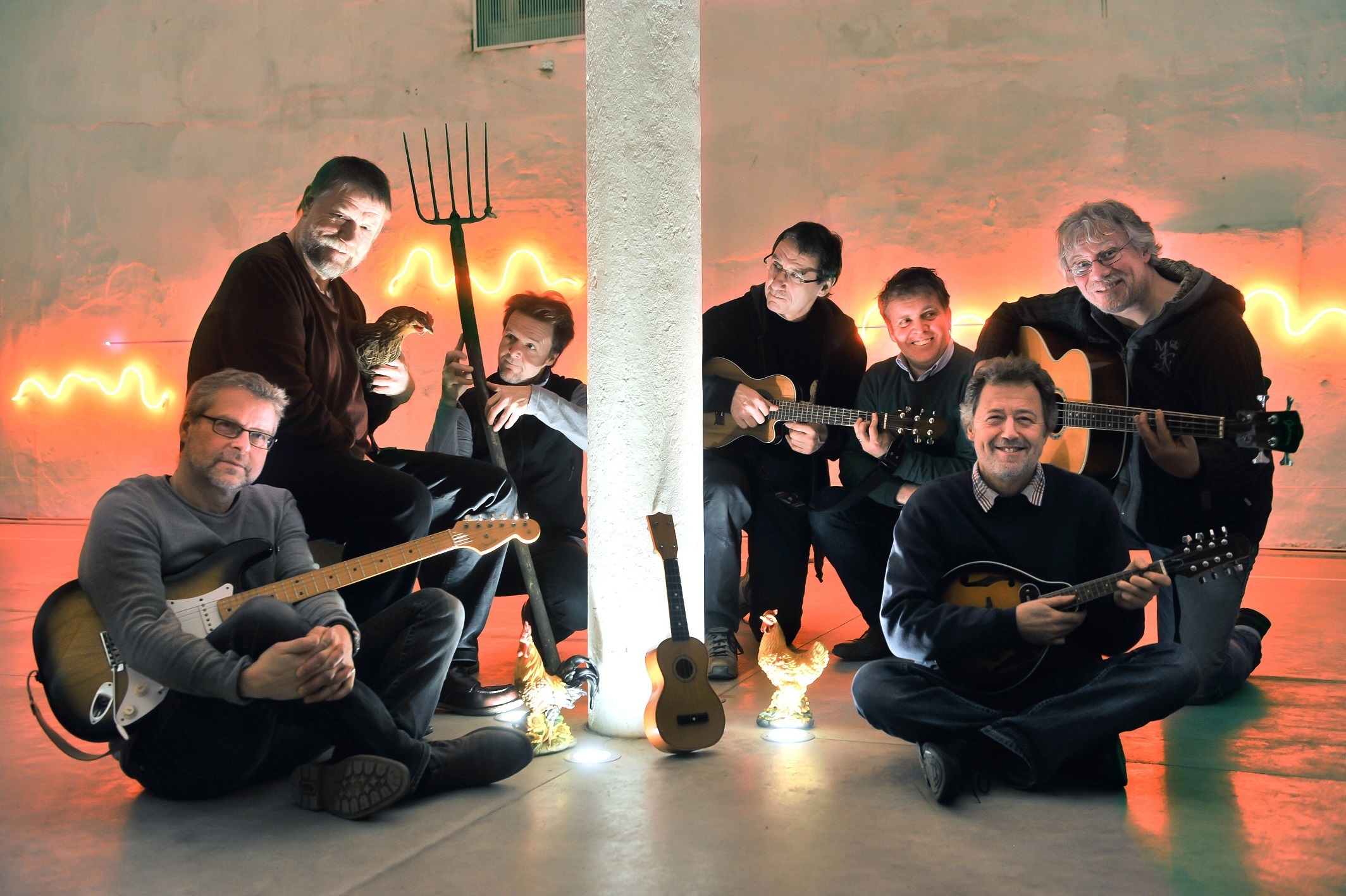 Sieben Herren aus Unna und Fröndenberg, die sonst in unterschiedlichen Formationen der verschiedensten Genres spielen, treffen sich ab und zu und machen Musik in reinster Form, mit viel Spaß und Witz, vielen Gitarren, Percussions und abwechslungsreichen Stimmen – deutsch, englisch und oft auch französisch gesungen. Foto: Herrenwahl