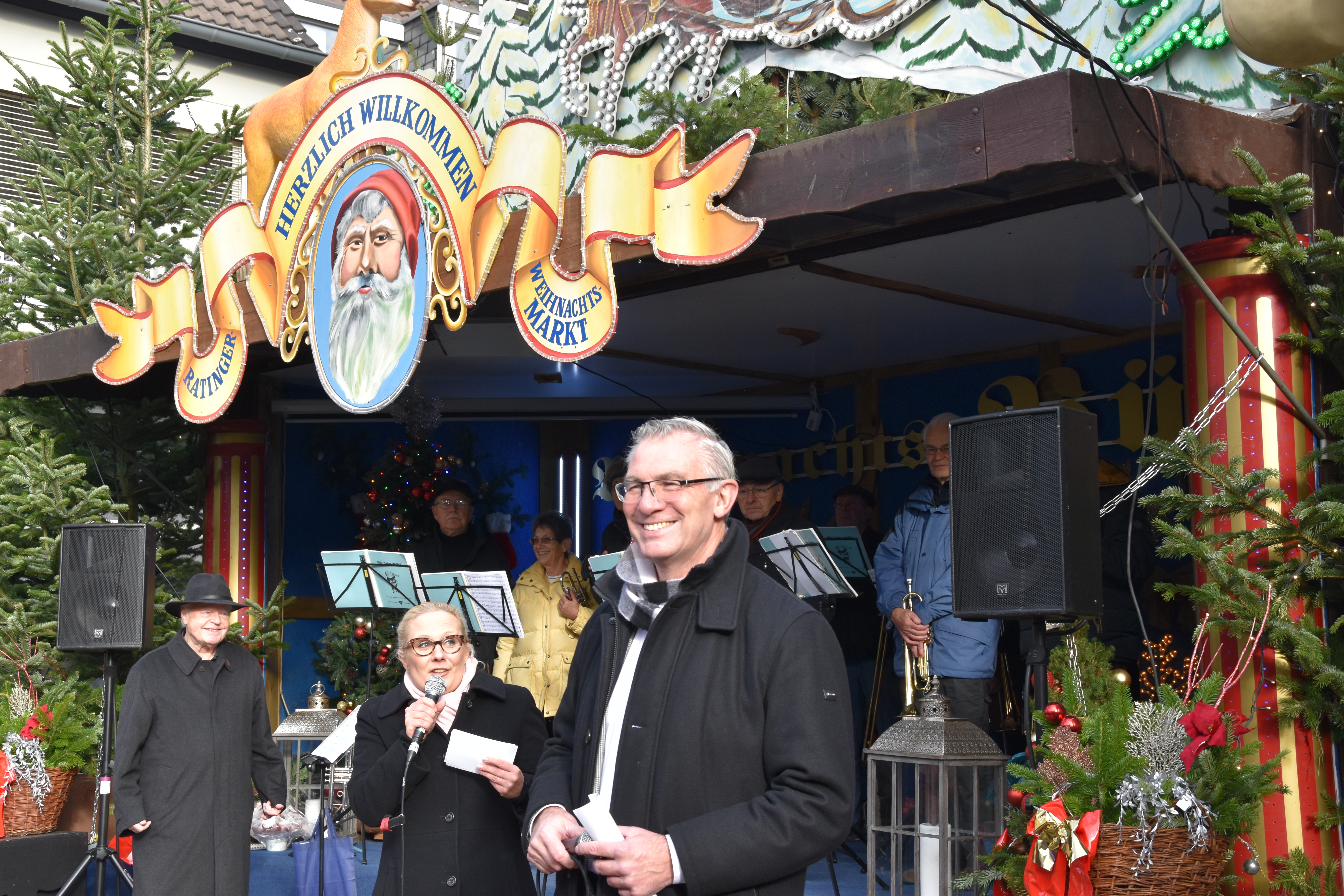 Gemeinsam mit Bürgermeister Klaus Pesch begrüßte die City-Kauf-Vorsitzende Manuela Kessler die Besucher bei der Eröffnung des Ratinger Weihnachtsmarktes. Im Hintergrund: Klaus Simang, der den CVJM-Posaunenchor 41 Jahre lang geleitet hat.