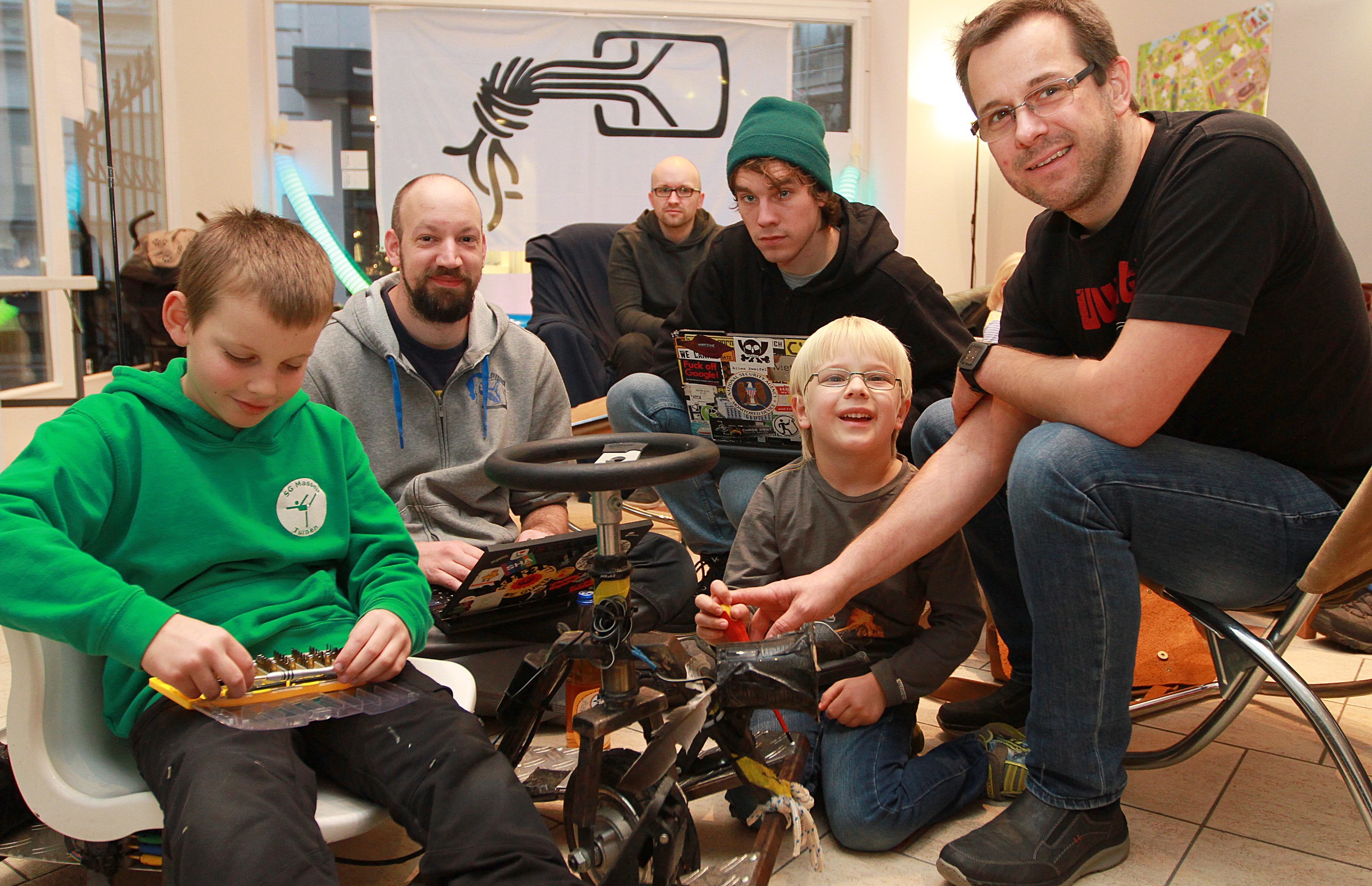 Basteln und Schrauben in der digitalen Welt, hier an einem selbstgebauten "Chaoscar": v.l. Simon Joosten, Frank, Der Dökisch, Stefan Heinrichsen mit Sohn Jonas.