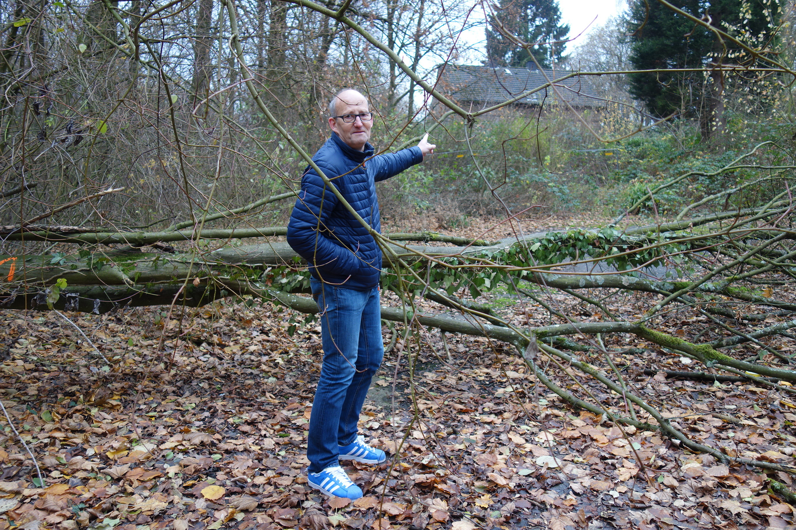 Arndt Sauer zeigt empört auf das historische Bruchsteinhaus! Die Stadt Essen ließ es über Jahrzehnte verlottern, verkommen!