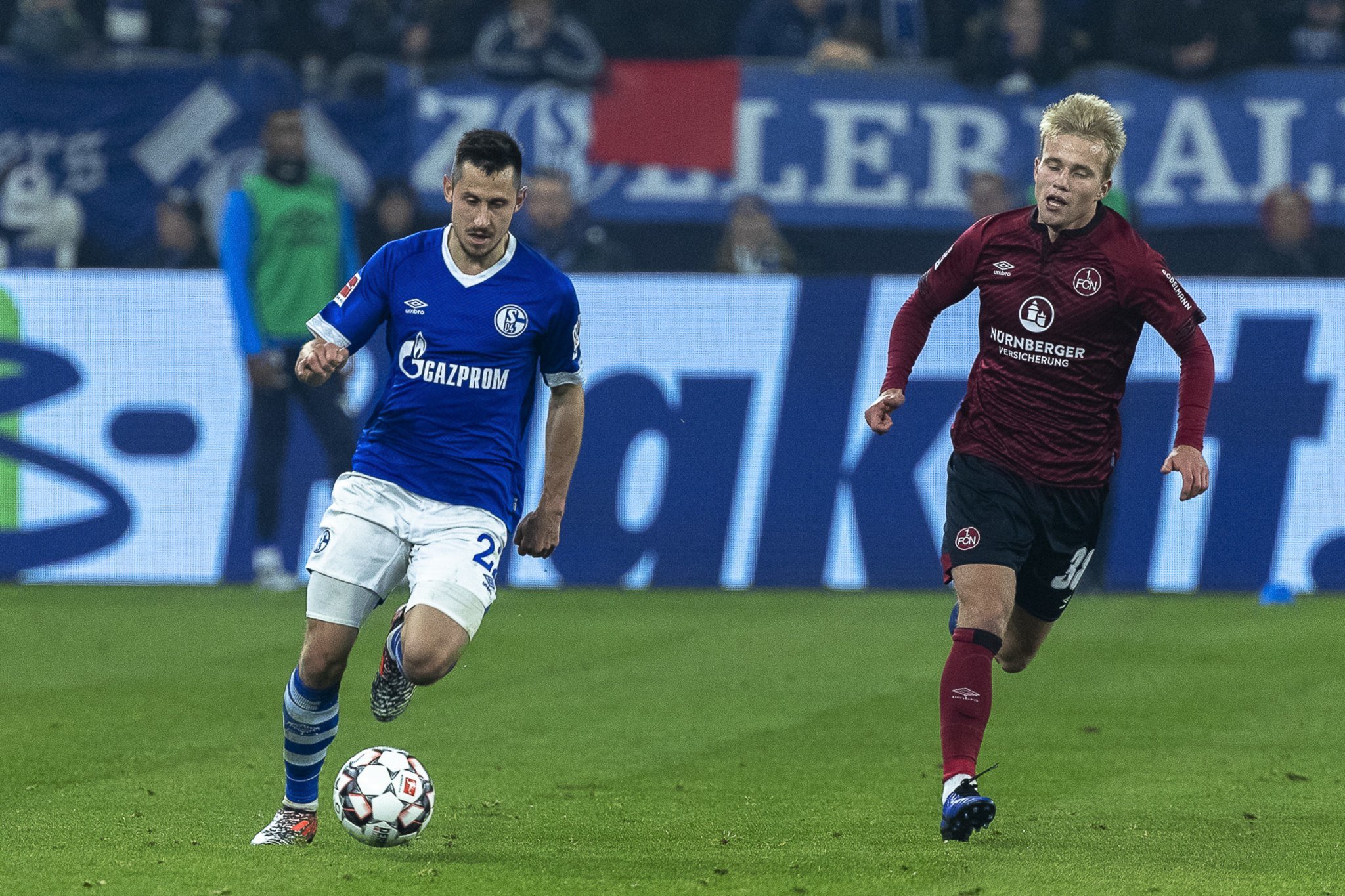 Schalkes Sommer-Neuzugang Steven Skrzybski (l.) stand erstmals in der Startelf und traf direkt zweimal.