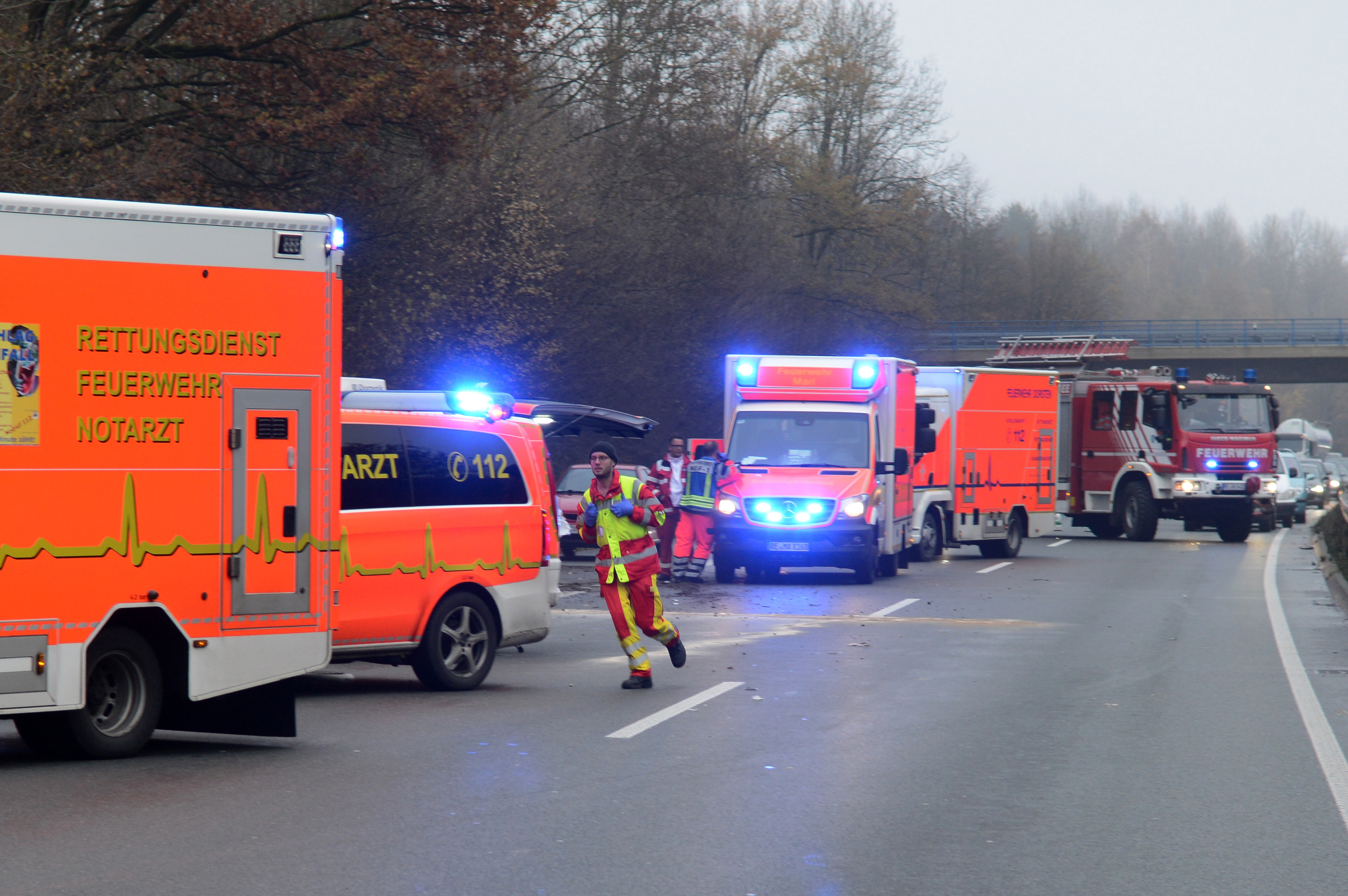 Mehrere Einsatzkräfte der Feuerwehr Haltern, sowie Rettungsdienste aus Marl und Dorsten waren vor Ort und kümmerten sich um die Verletzten und
auslaufende Betriebsmittel. Fotos: Bludau