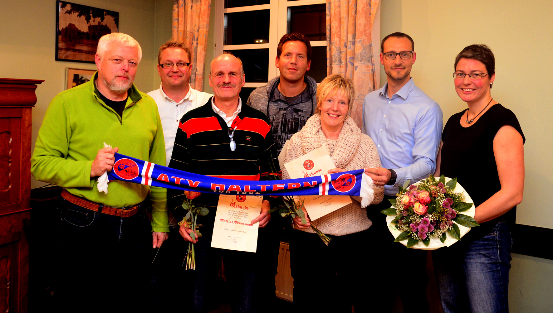 Freuen sich über die Ehrungen und Wahlen: (v.l.) Martin Hülsken (2. Vorsitzender), Rupert Joemann (Vorsitzende), Mattias Bünnemann (25 Jahre Mitglied), Roland Kalfhues (25 Jahre Mitglied), Beate Hinsenhofe (25 Jahre Mitglied), Armin Sieber (Schatzmeister) und Birgit Davidis (ausgeschiedene Schatzmeisterin).