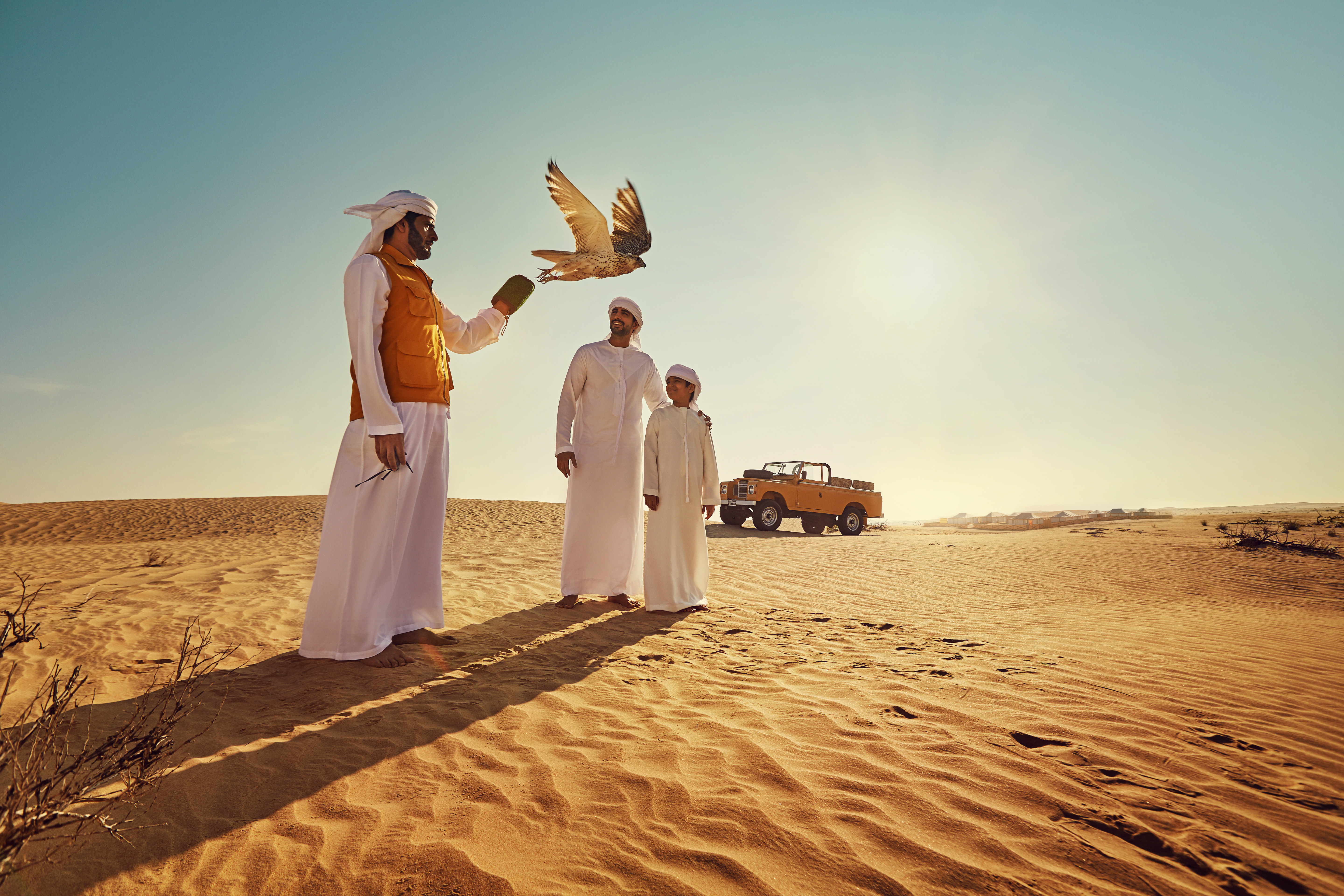 Traditionell werden in Abu Dhabi noch Falken in der Wüste ausgebildet