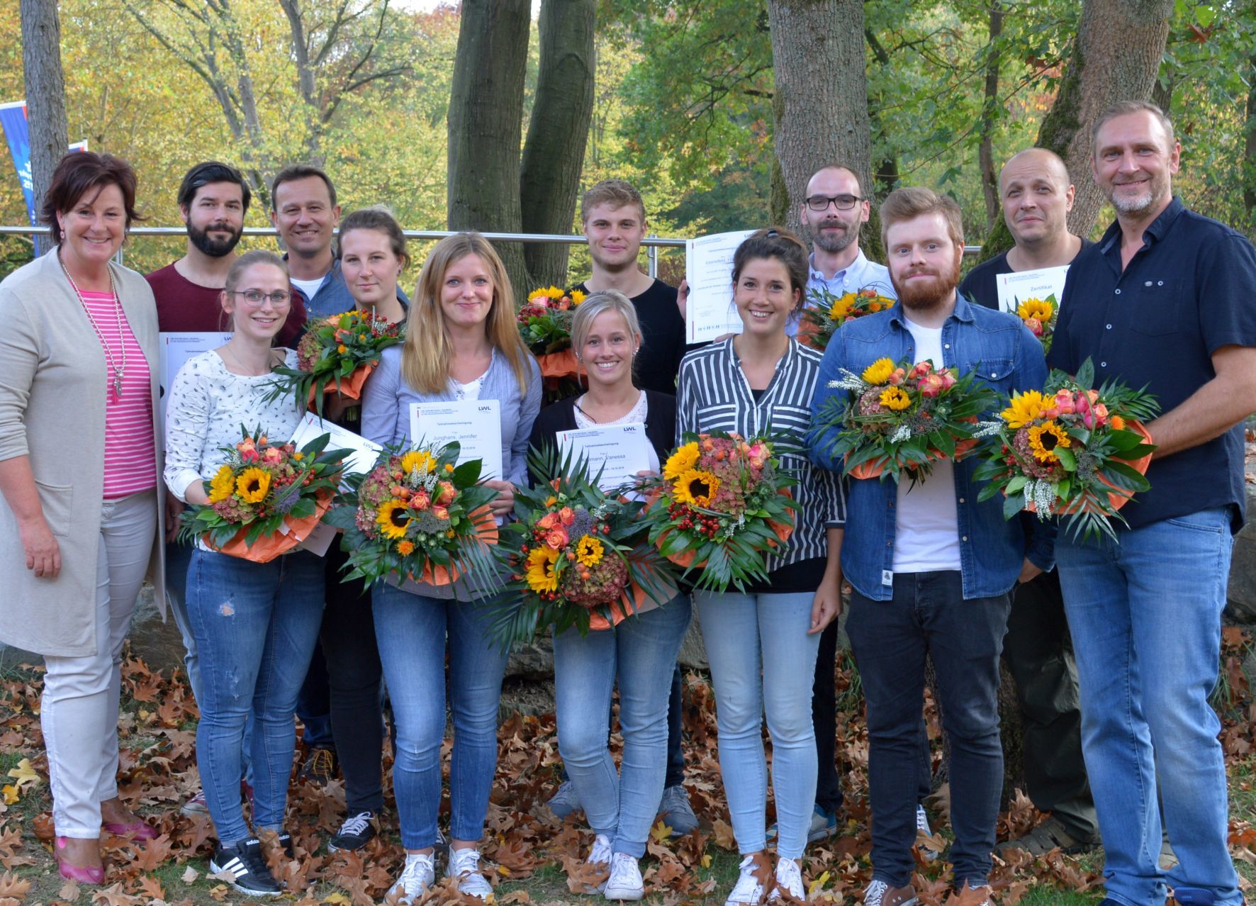 Gratulierten den neuen Fachkräften für Kinder- und Jugendpsychiatrie: Pflegedirektorin Anne Rabeneck und ihr Stellvertreter André Seifert (hintere Reihe: 1.u. 3. v.l.) sowie Fortbildungsbeauftragter Oliver Kucklinski (vordere Reihe: 1. v.r.). Foto: LWL