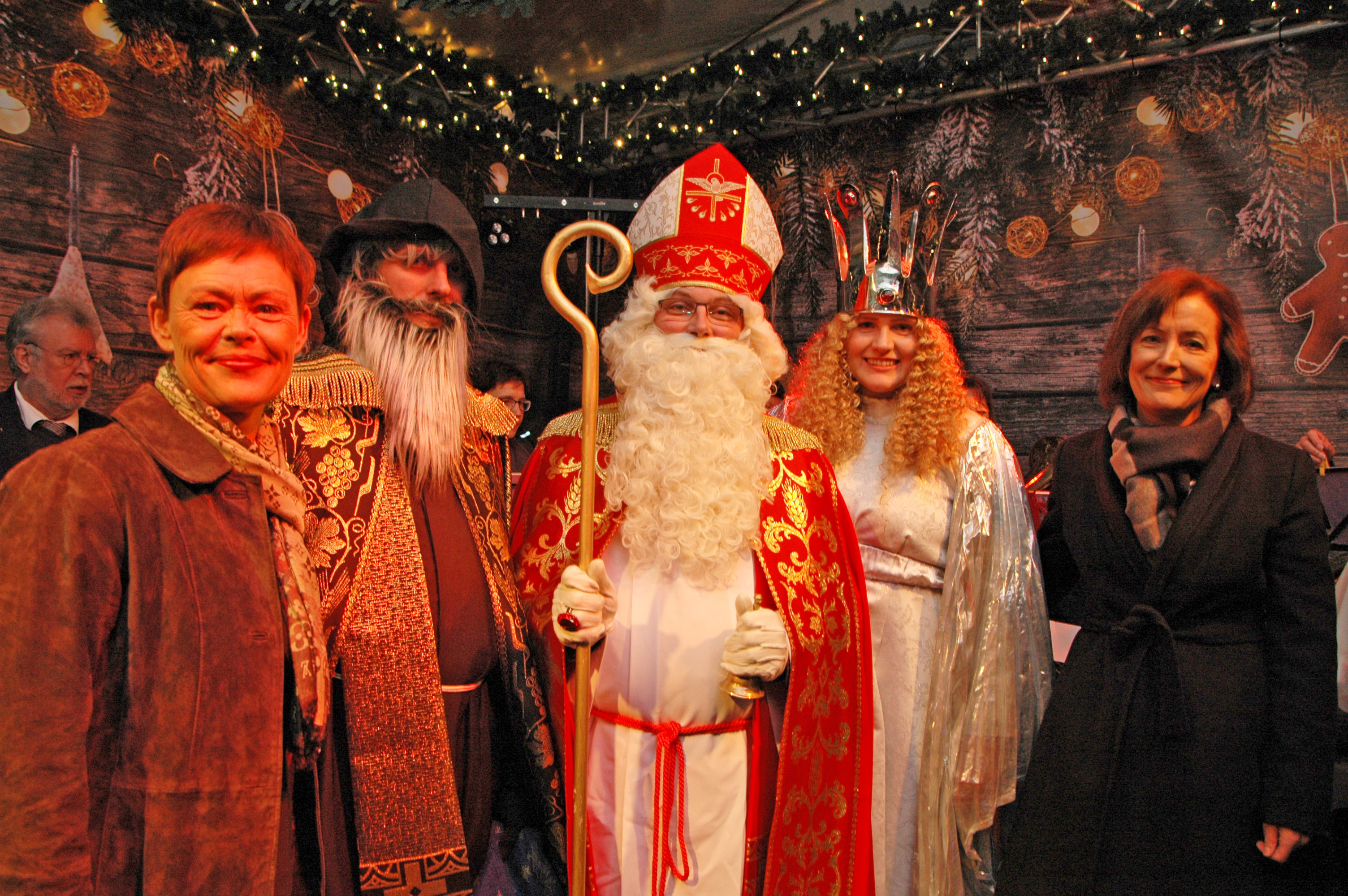 Sie freuen sich auf eine schöne Adventszeit (v. l.): die neue Geschäftsführerin des Stadtmarketings Silvia Nolte, Knecht Ruprecht, der Nikolaus, das Christkind Hanna Roßmann und Bürgermeisterin Sonja Leidemann. Foto: Thomas Meißner