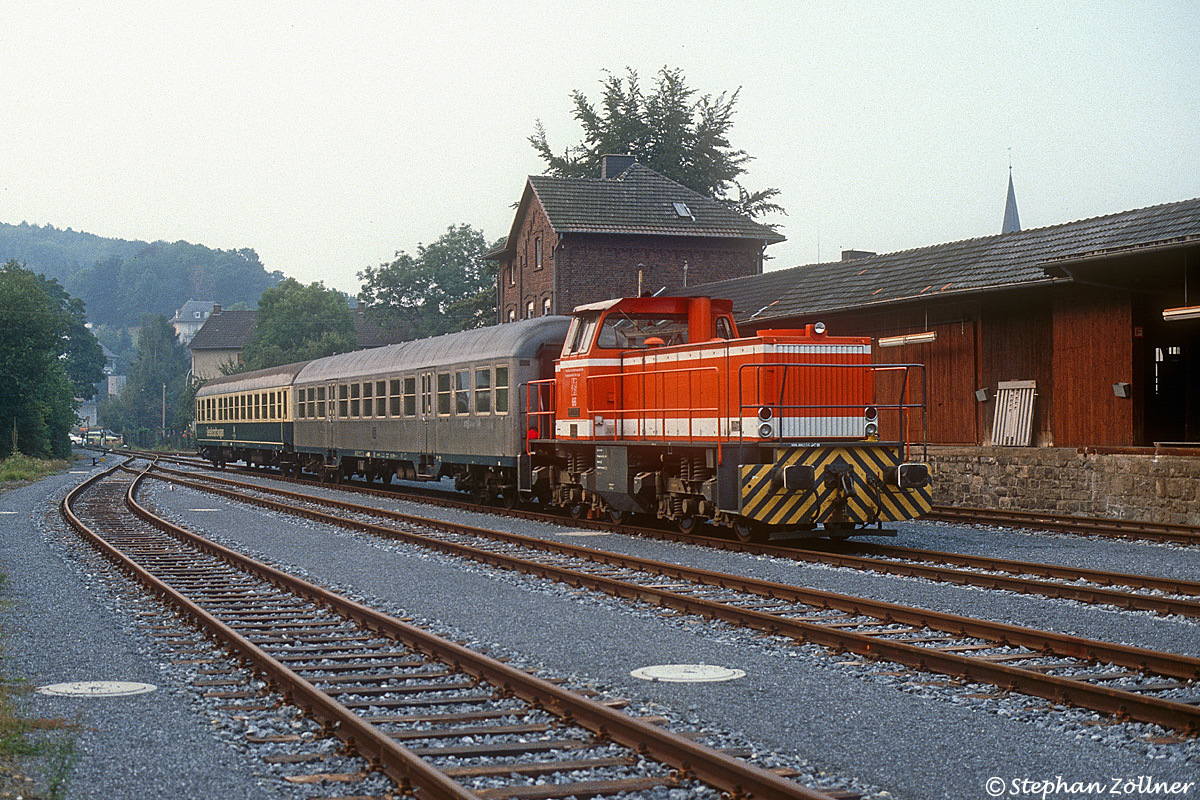 Die Eisenbahnfreunde Obere Ruhrtalbahn laden zum Dia-Vortrag von Martin & Stefan Zöllner. Beginn ist am Montag, 3. Dezember, um 19 Uhr im Bürgerzentrum Bahnhof Arnsberg. Das Foto zeigt einen Gesellschafts-Sonderzug am 28.08.1990 im Bahnhof Sundern.
