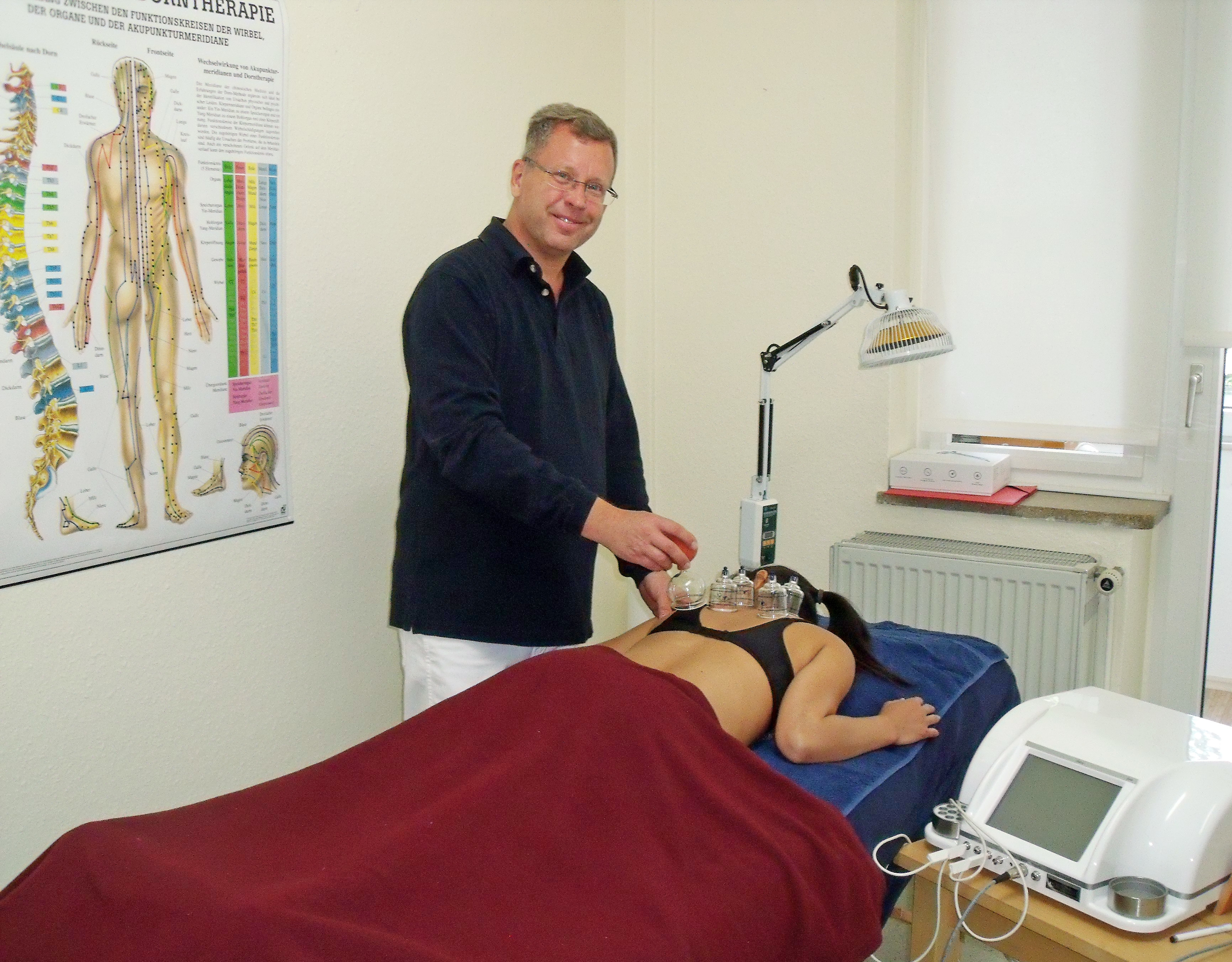 Heilpraktiker Andreas Meier hilft auch bei chronischen Erkrankungen, die Symptome zu verbessern.