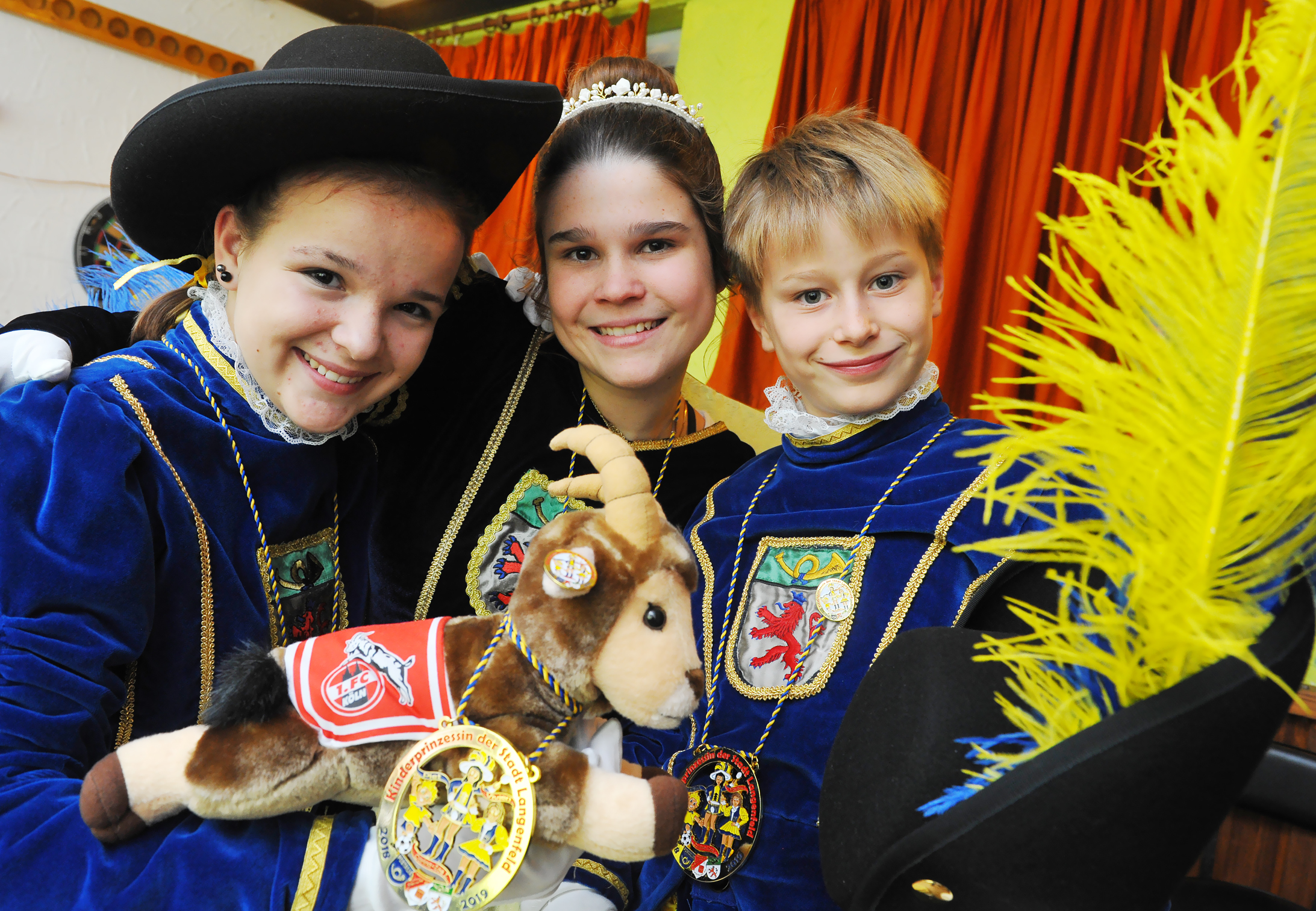 Die jungen närrischen Repräsentanten starteten fulminant in die Session (v.l.): Pagin Vivien, Kinderprinzessin Carina-Zoé und Page Piet.