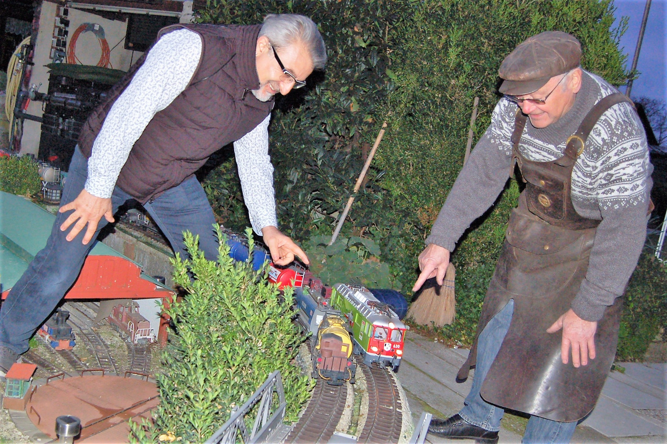 Inmitten der einzigartigen Modelleisenbahn sind die Herren Altun und Billen irgendwie wieder „Heinzi“ und „Abi“. Fotos: Ferdi Seidelt