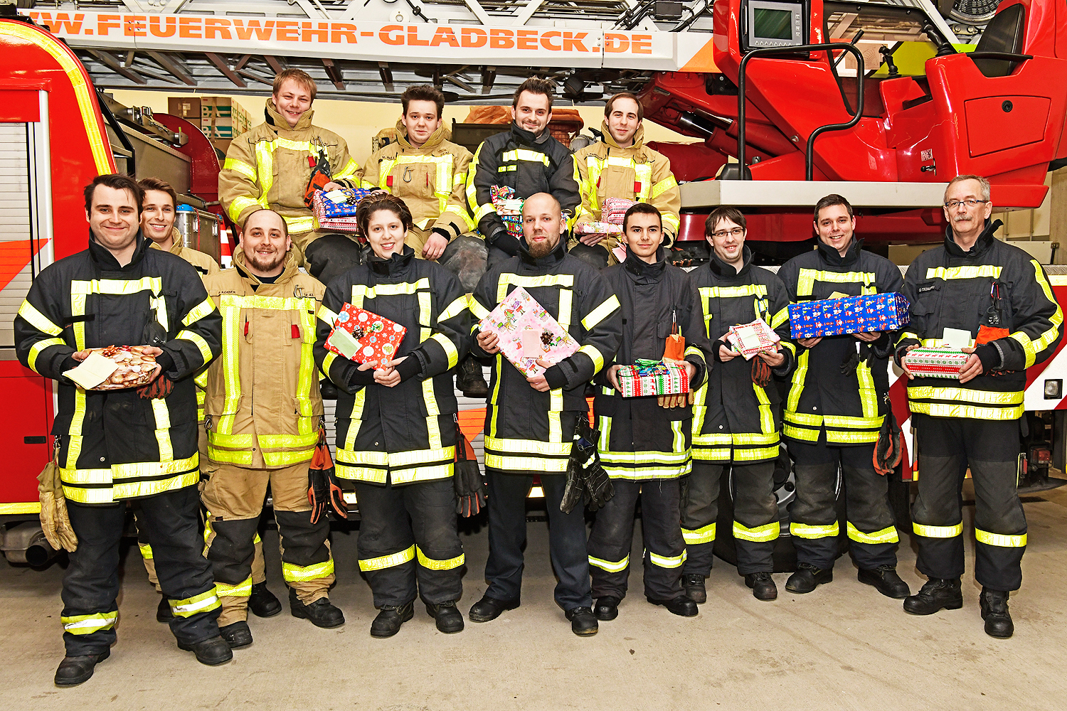 Aus eigener Tasche finanziert haben die Aktiven des Löschzuges Mitte der Freiwilligen Feuerwehr Gladbeck die zehn Pakete für die Aktion "Wunschbaum".