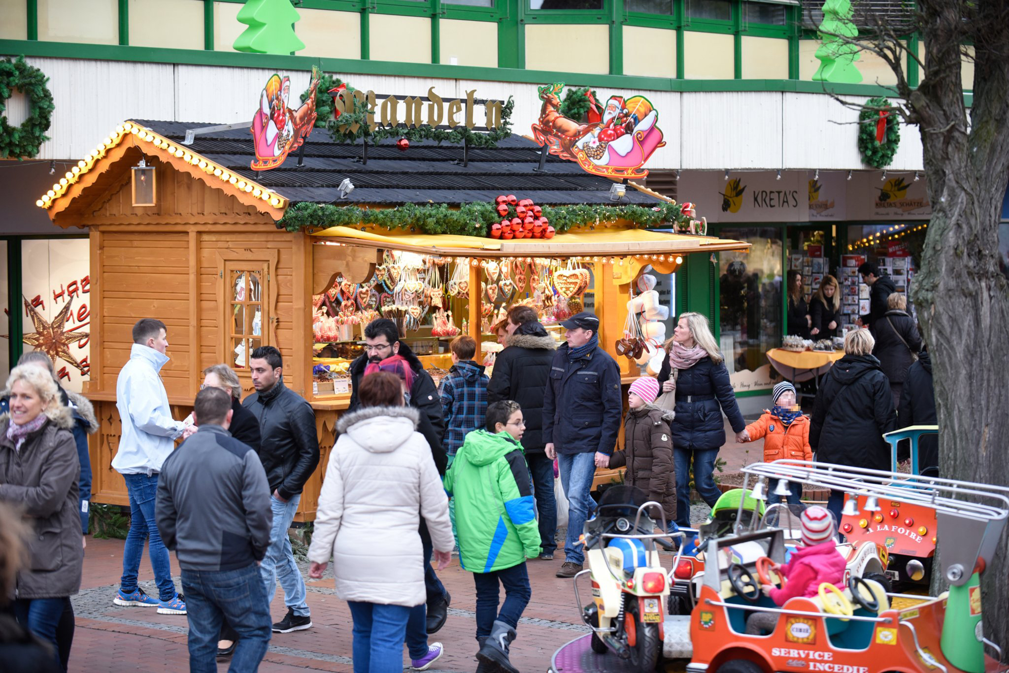 Weihnachtsmarkt und geöffnete Geschäfte locken die Besucher am Sonntag an.