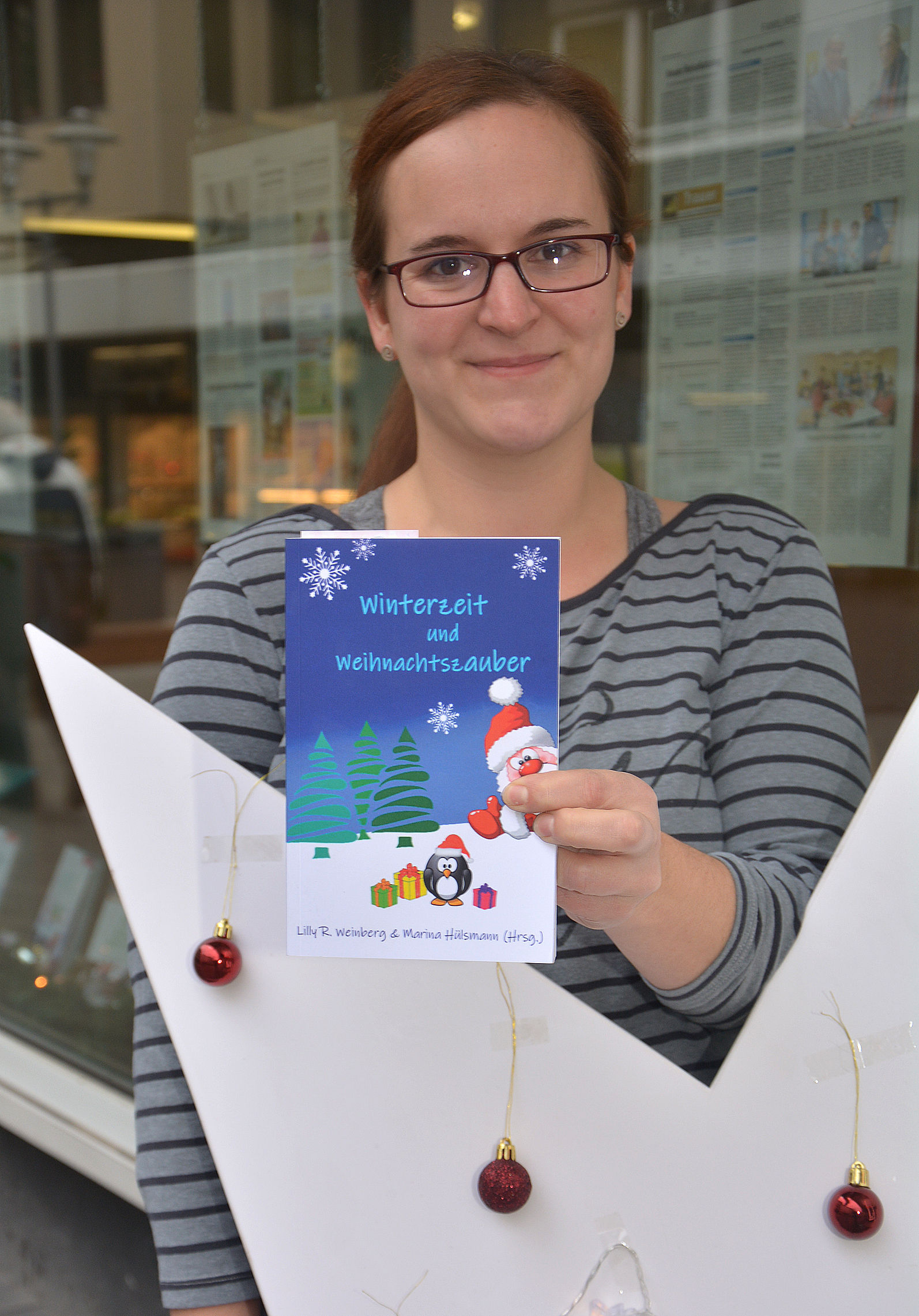 26 jahreszeitlich passende Geschichten beinhaltet das rund 250 Seiten starke Buch "Winterzeit und Weihnachtszauber". Unser Foto zeigt die Gladbecker Autorin Lilly R. Weinberg, die gemeinsam mit Marina Hülsmann die Idee für das Buch hatte.